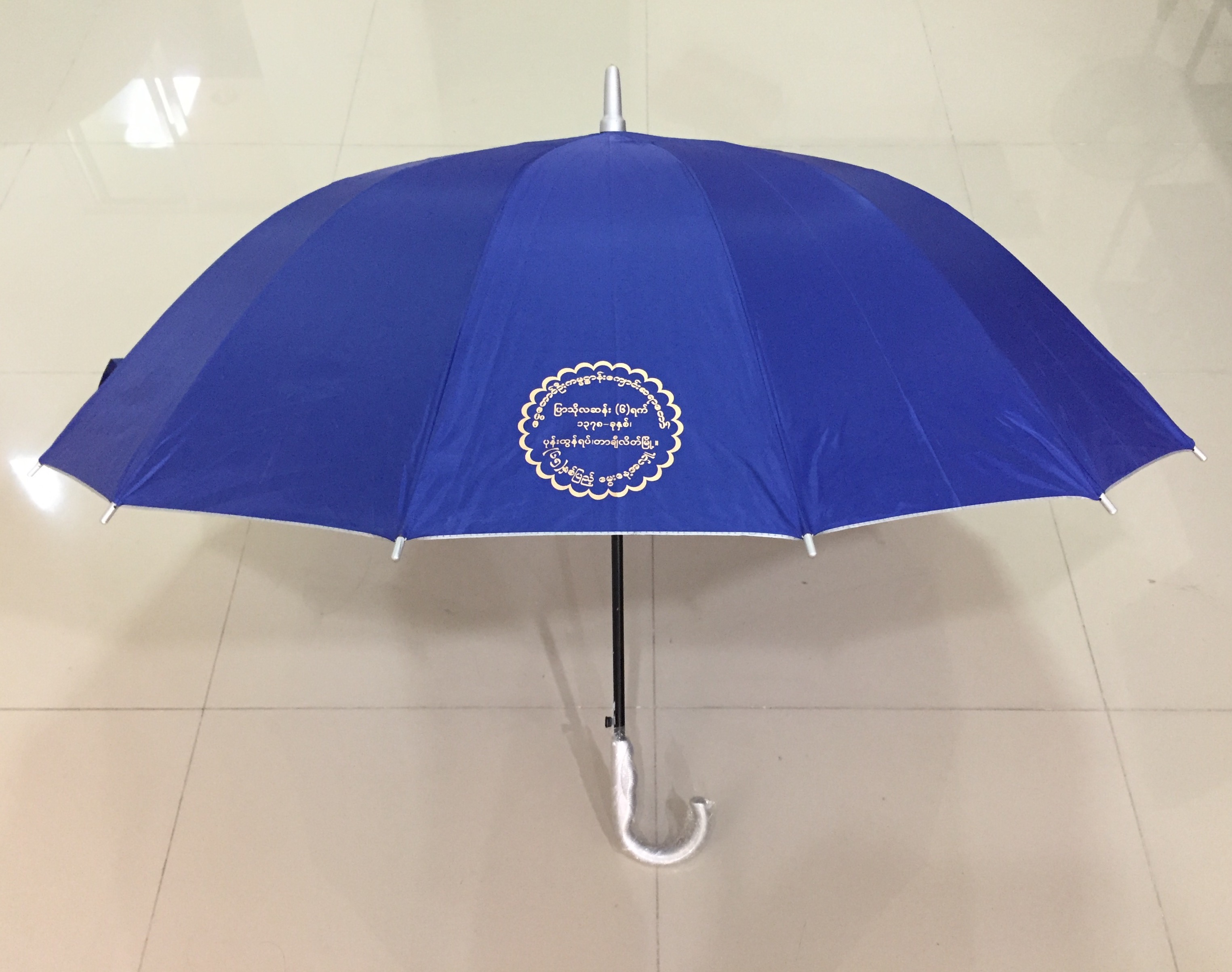 ร่ม28นิ้ว 14ก้าน ผ้ายูวี สีพื้น โครงเหล็ก ออโต้เปิด ด้ามจับงอ ปลอกPVC คละสี สกรีนโลโก้
