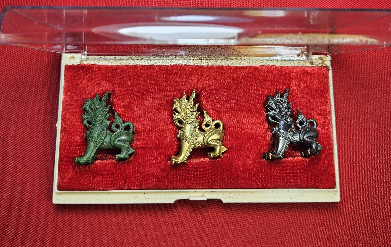 * "พญาสิงห์หลวง มหาอำนาจ วาสนา บารมี "ชุดกรรมการ" (1 ชุด มี 3 พญาสิงห์หลวง) วัดศรีมุงเมือง ต.ลวงเหนือ อ.ดอยสะเก็ด จ.เชียงใหม่ 11 มิถุนายน พ.ศ. 2557..! "ชุดกรรมการ" (1 ชุด มี 3 พญาสิงห์หลวง) ประกอบด้วย "เนื้อสัมฤทธิ์เขียว,เนื้