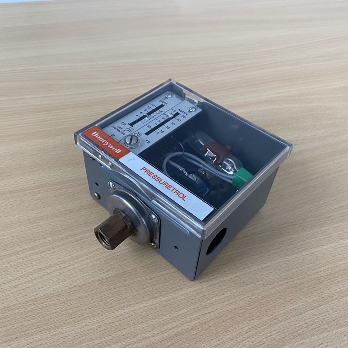 Pressure Controller ยี่ห้อ HONEYWELL รุ่น L404A 1370