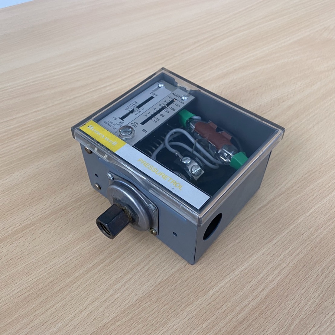 Pressure Controller ยี่ห้อ HONEYWELL รุ่น L604A 1185