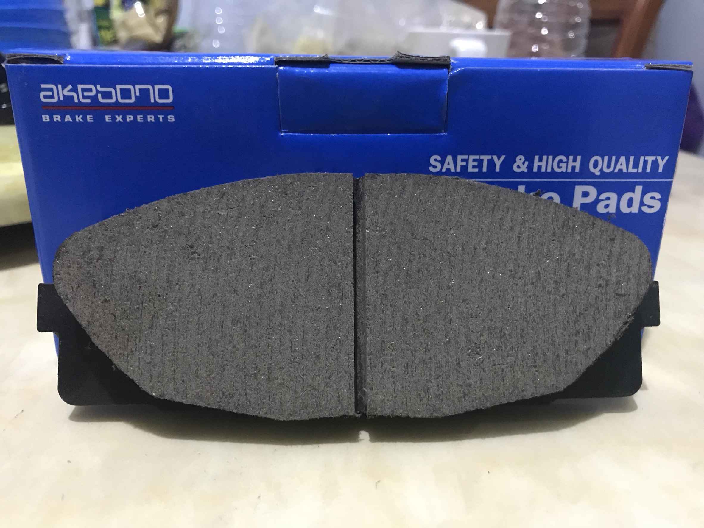ผ้าเบรค (หน้า) รถตู้ คอมมูเตอร์ Commuter , Ventury ปี 2005 ขึ้นไป (Akebono)