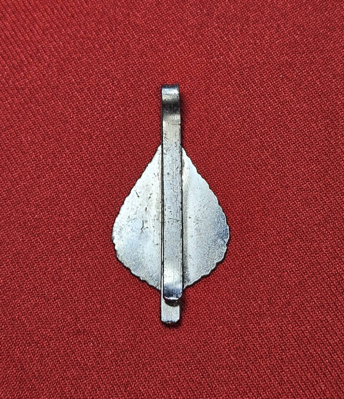 * "แหนบเก่าลงยา หลวงพ่อไว (พระครูเกษมกิจจาทร) วัดช่องลม ต.บางทราย อ.เมือง จ.ชลบุรี..! "หลวงพ่อไว" ท่านเป็นพระสงฆ์ ที่มีความศักดิ์สิทธิ์มากๆ เมื่อครั้งพิธีประชุมเพลิงสรีระสังขารของท่าน...ปรากฎว่า สรีระสังขารของท่าน และจีวร ที่ครองสรีระสังขาร