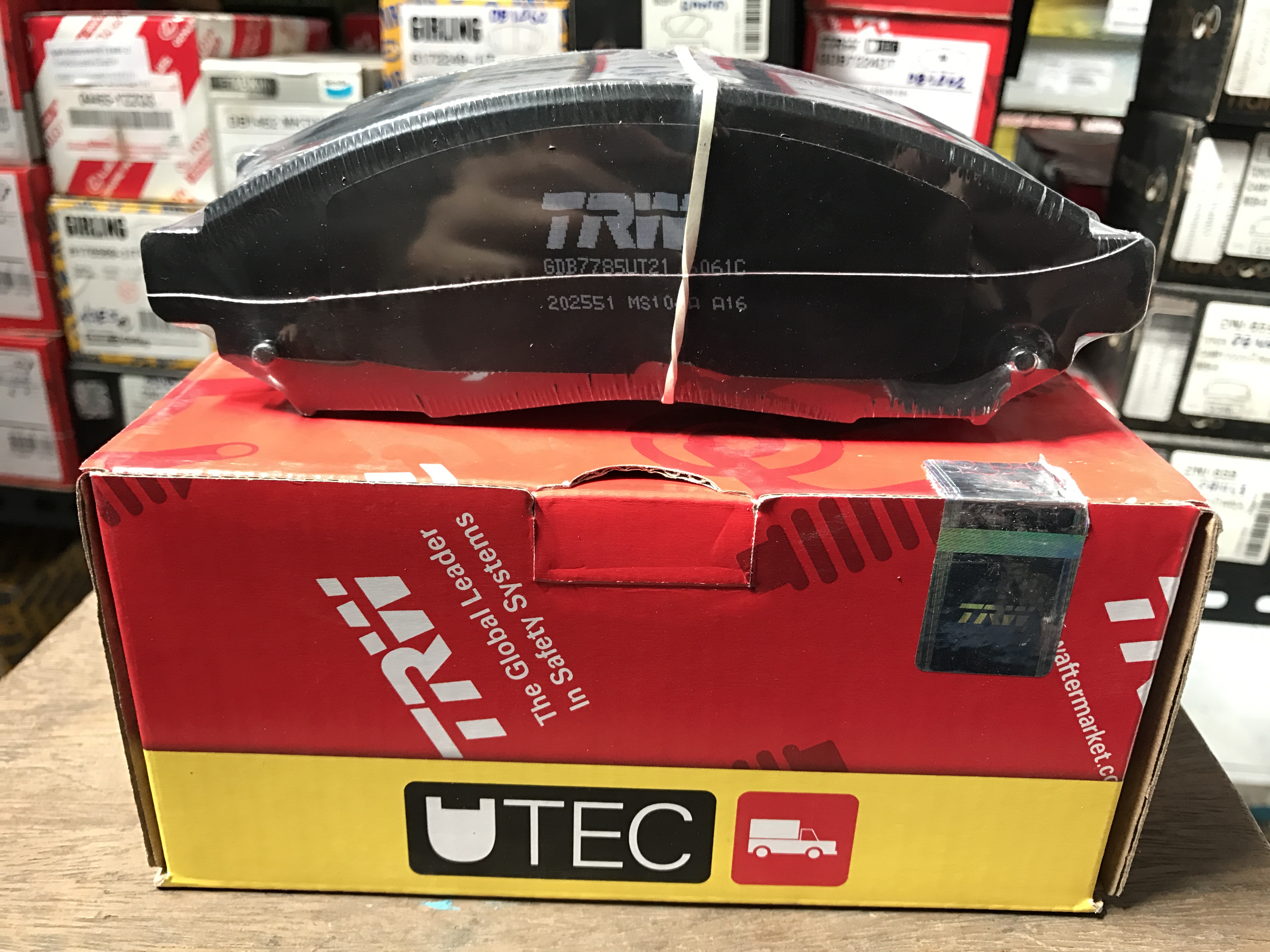 ผ้าเบรค TRW ล้อหน้า NISSAN Navara 2.5DDTi ปี 2007 on UTEC (GDB7785)