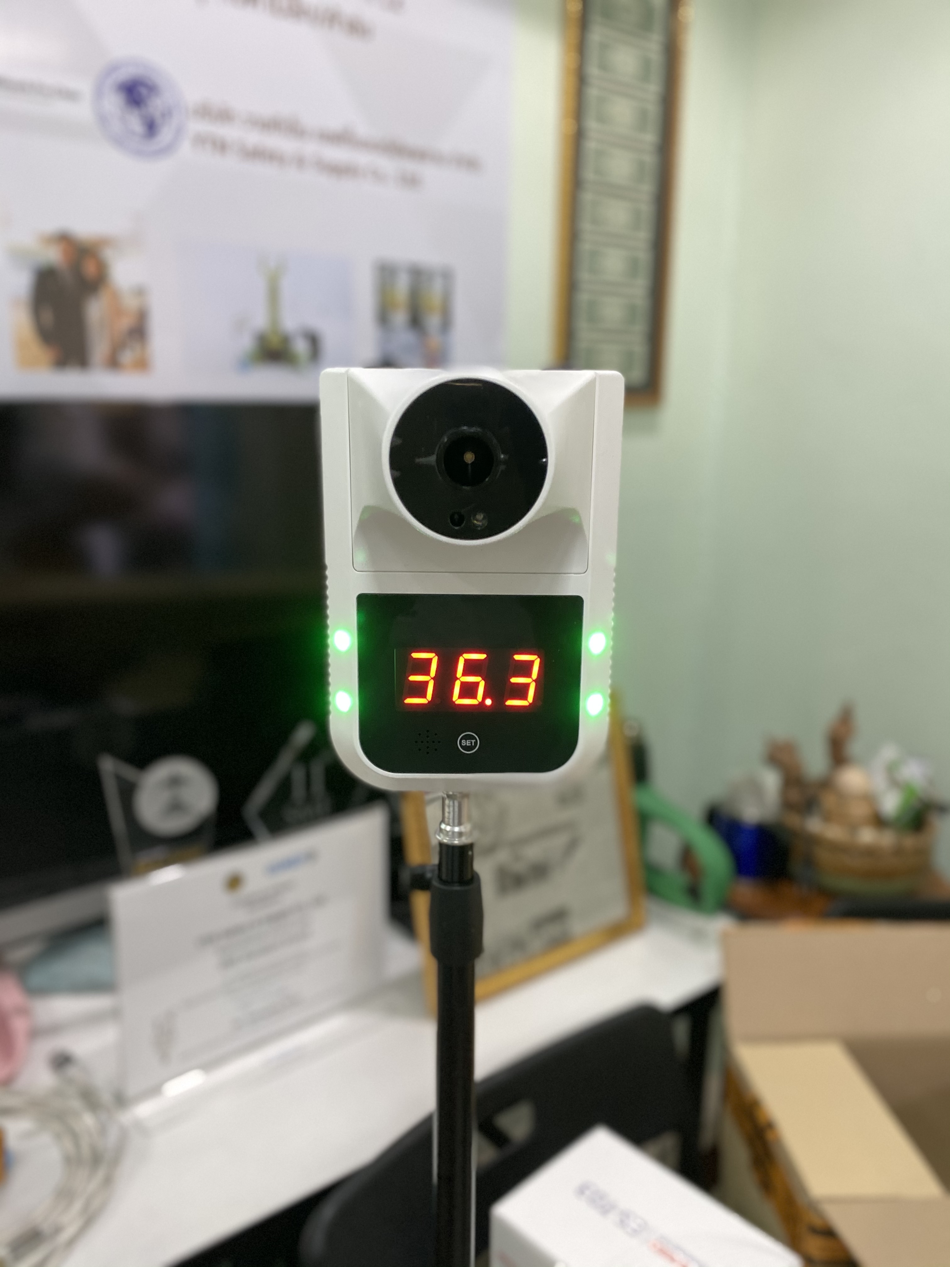 เครื่องวัดอุณหภูมิแบบอินฟาเรด พร้อมขาตั้งและอุปกรณ์ครบชุด