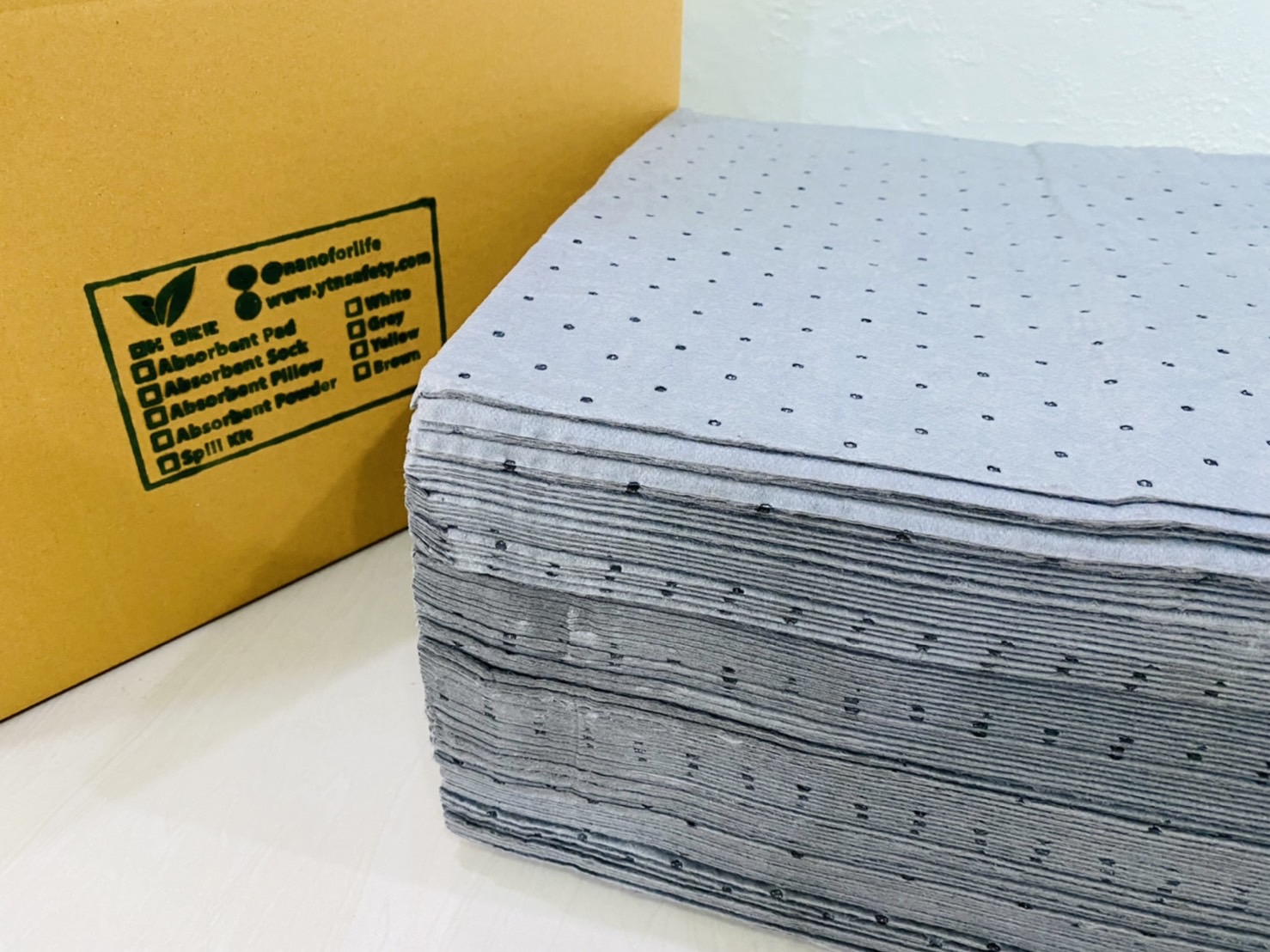 แผ่นดูดซับน้ำมัน และสารเคมี Universal Absorbent Pad