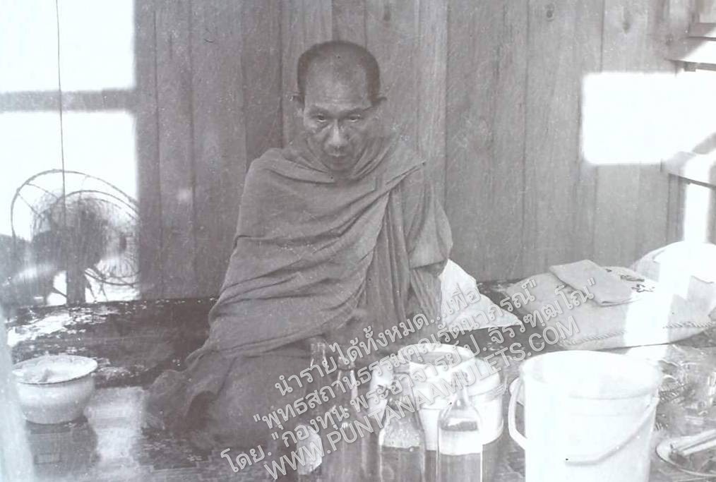 * "เหรียญยืนกรรมการ "เนื้อเงิน" หลวงพ่อเกษม เขมโก "รุ่นวันเพ็ญเดือน ๑๒" ปี ๓๖..! ("เนื้อเงิน-ตอกโค๊ต กำกับ") หลวงพ่อเกษม เขมโก สุสานไตรลักษณ์ จ.ลำปาง..! ด้านหลัง ขององค์พระ บรรจุ สิ่งมงคลสักการะ ของหลวงปู่ ประกอบด้วย...&