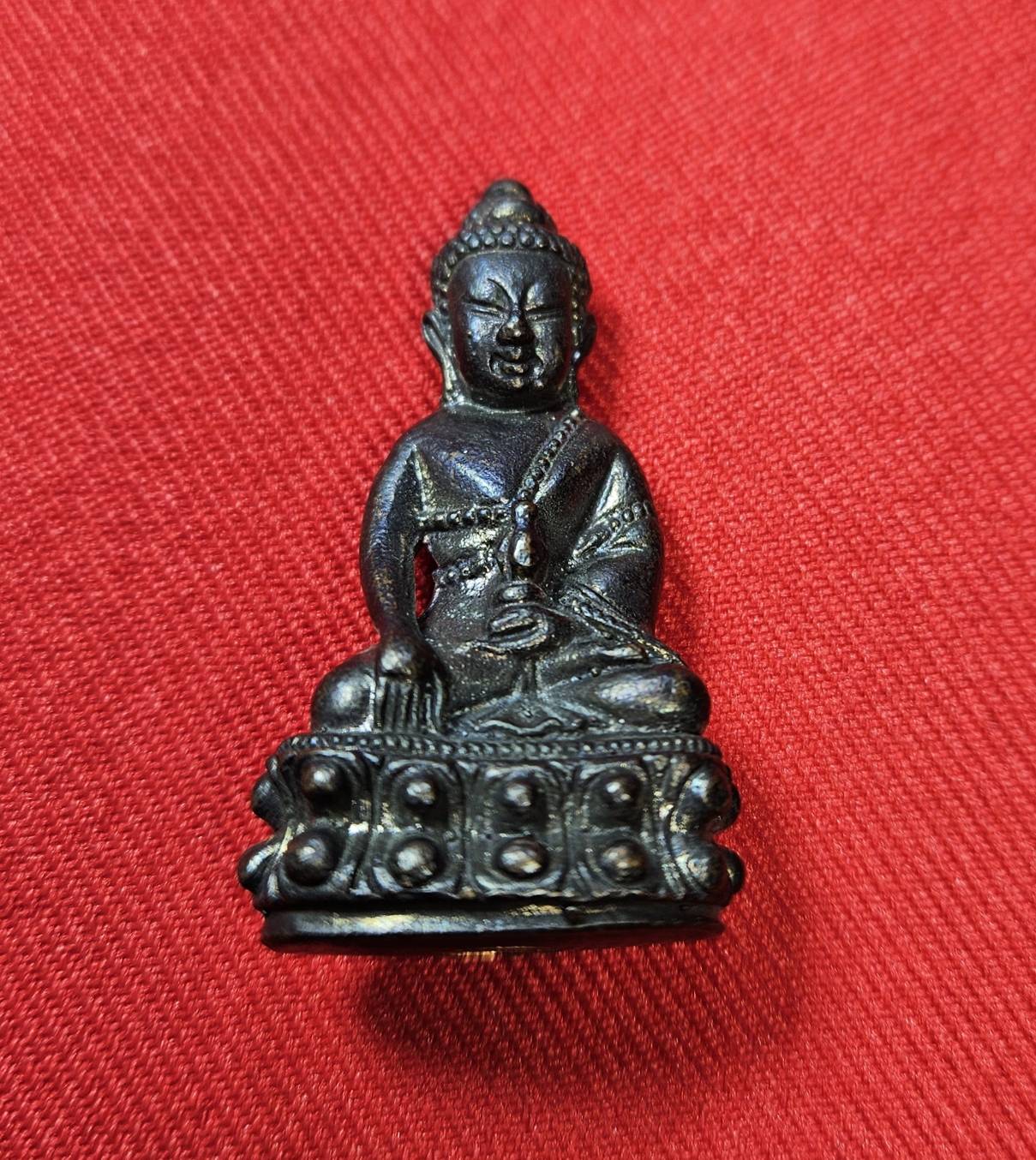 * "พระกริ่งรุ่นแรก หลวงปู่ครูบาสิงห์แก้ว อตฺถกาโม (ครูบาเบิกฟ้า) วัดปางกอง ต.ห้วยแก้ว อ.แม่ออน จ.เชียงใหม่ 4 ตุลาคม พ.ศ. 2552..! "เนื้อทองแดงรมดำ" (ตอกโค๊ต ตัว "ก" ที่ใต้ฐาน ขององค์พระ)...(ที่ด้านหลัง ขององค์พระ เลเซอร์โค๊ต-หมายเล