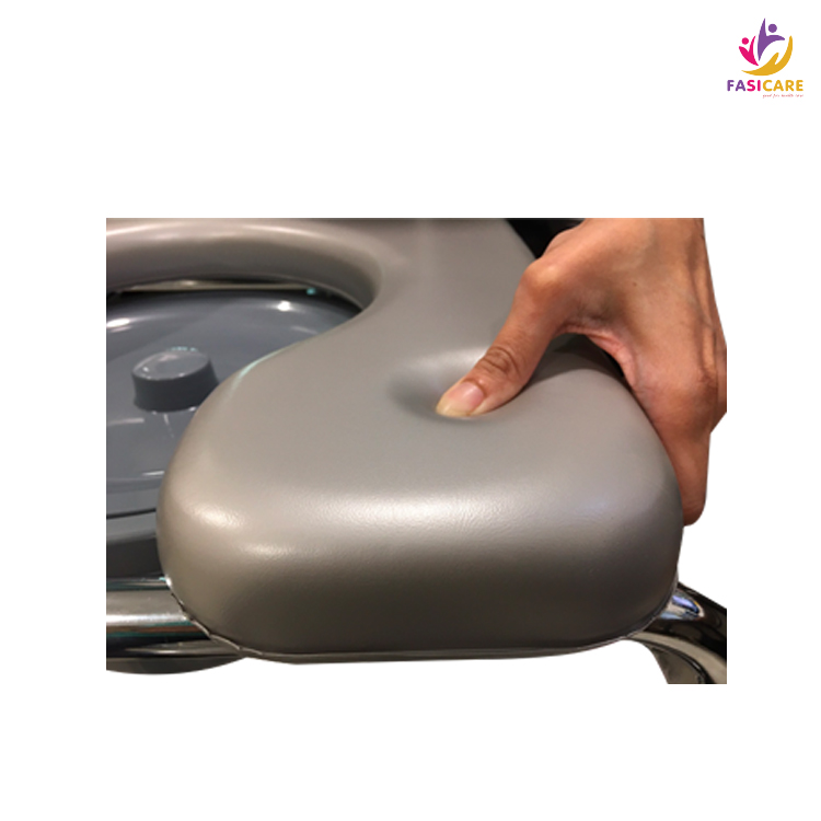 เก้าอี้อาบน้ำพร้อมนั่งถ่าย รุ่น W-15 มีพนักพิงหลังและที่วางแขน โครงสร้างเหล็ก