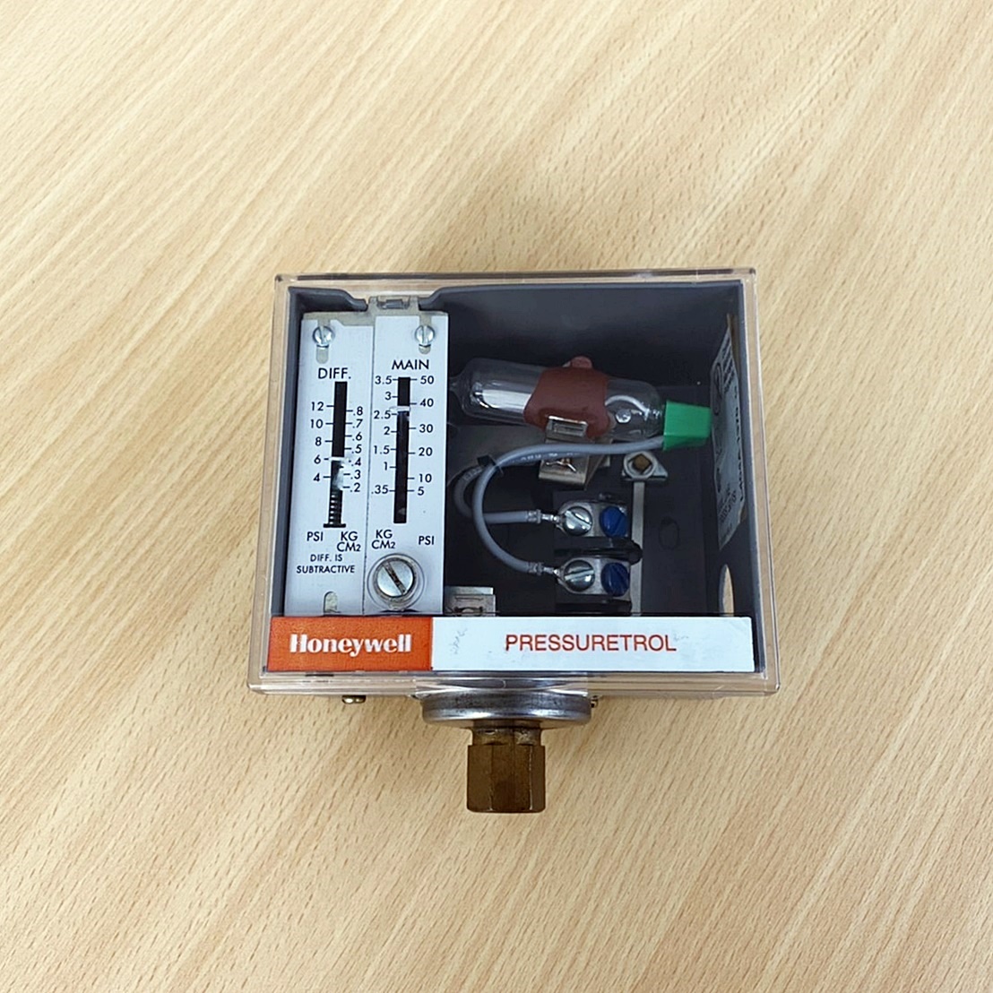 Pressure Controller ยี่ห้อ HONEYWELL รุ่น L404A 1370