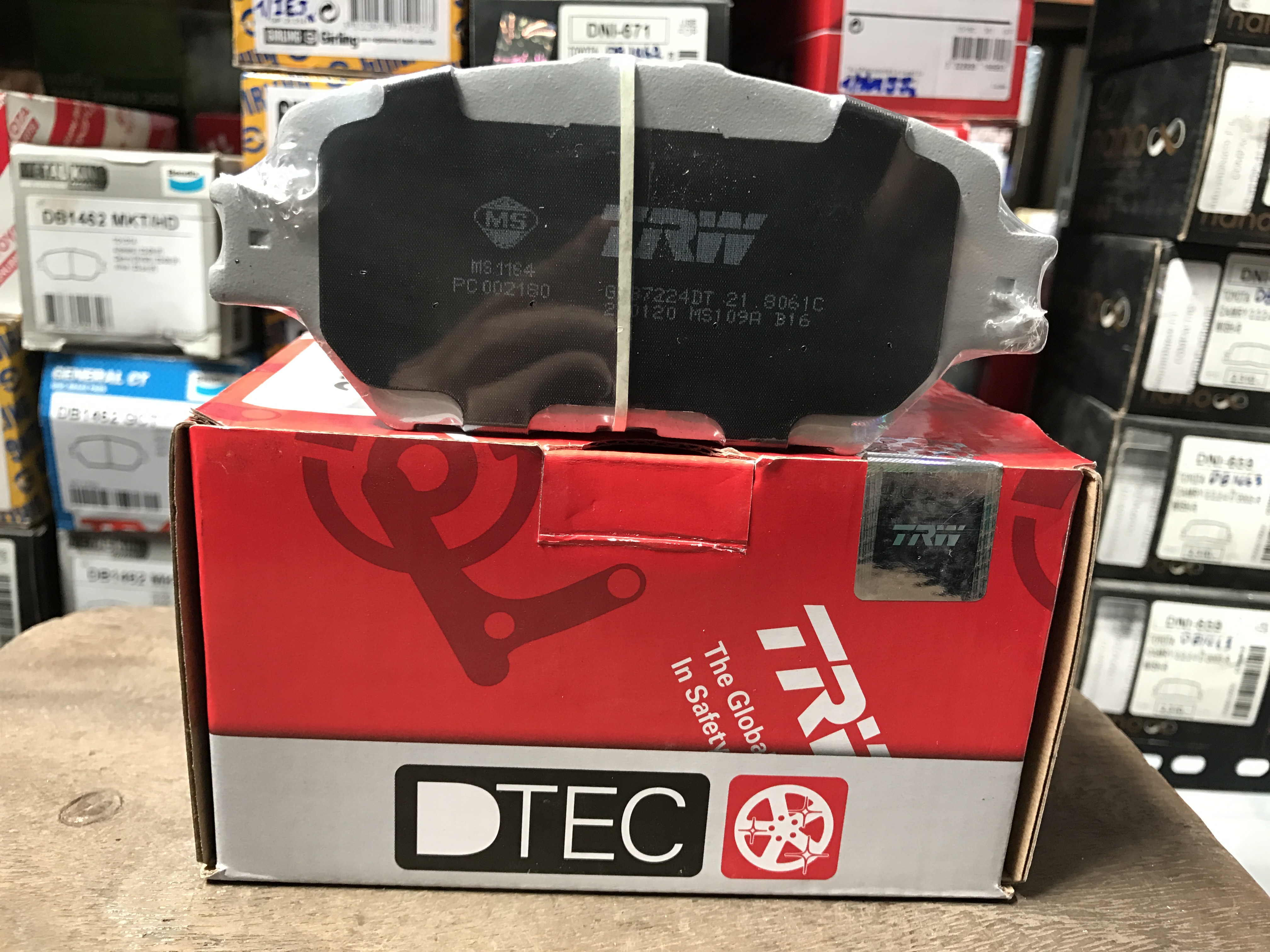 ผ้าเบรค TRW (หน้า) Toyota Camry ACV30 2.0 และ 2.4 ปี 2002-2006 DTEC (GDB7224)