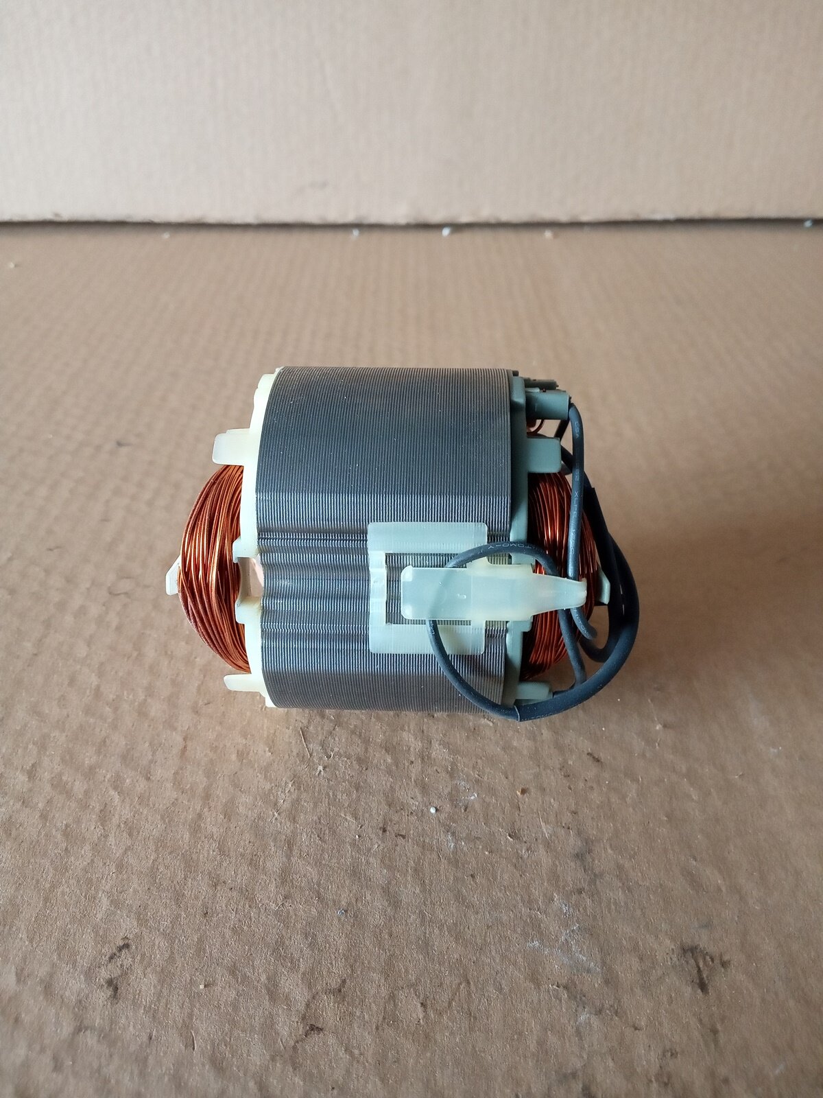 ฟิลคอยล์ เครื่องขัดสี MAKITA รุ่น 9218PBL