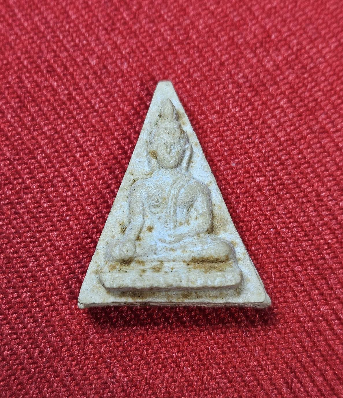 * "พระนางพญา หลวงพ่อวัดไร่ขิง "เนื้อผงเกสรดอกไม้"..."พิมพ์สามเหลี่ยมเล็ก" วัดไร่ขิง ต.ไร่ขิง อ.สามพราน จ.นครปฐม ปี พ.ศ. 2513..! (สภาพสวยสมบูรณ์ดั้งเดิม...สวยมากๆ...สวยเดิมๆ...ไม่ผ่านการใช้..!)