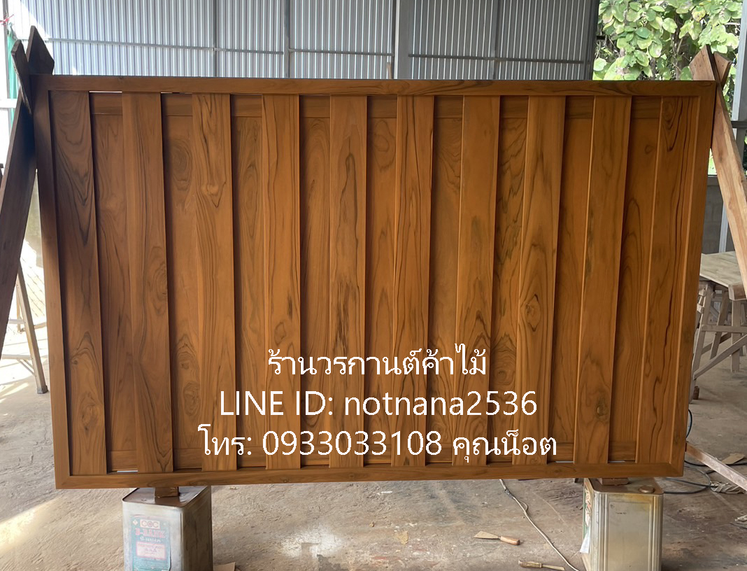 หน้าต่างไม้สัก