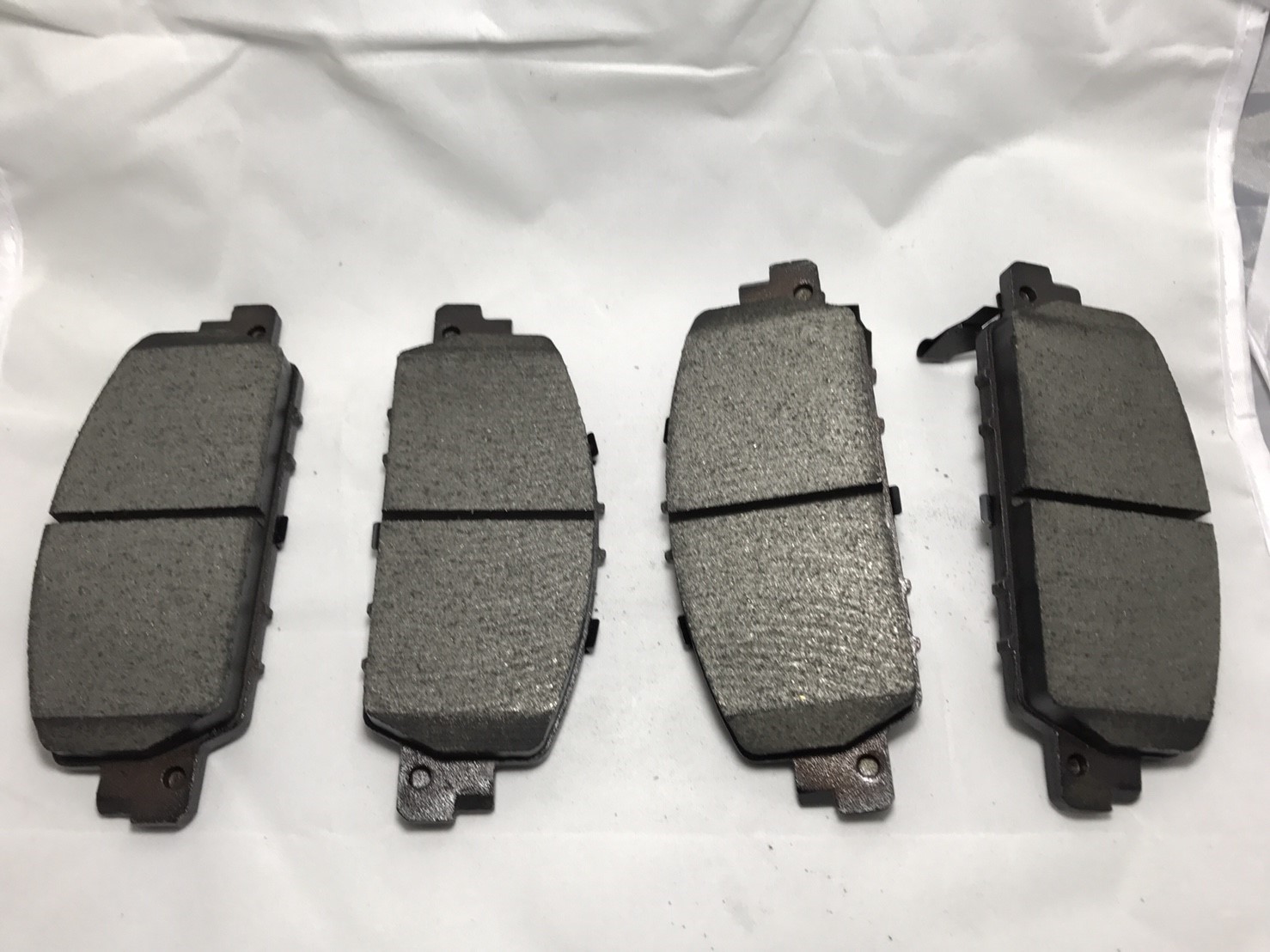 ผ้าเบรค-หน้า Vigo 4x2 (ตัวเตี้ย) ปี 04 - 08 (TRW-UTEC)