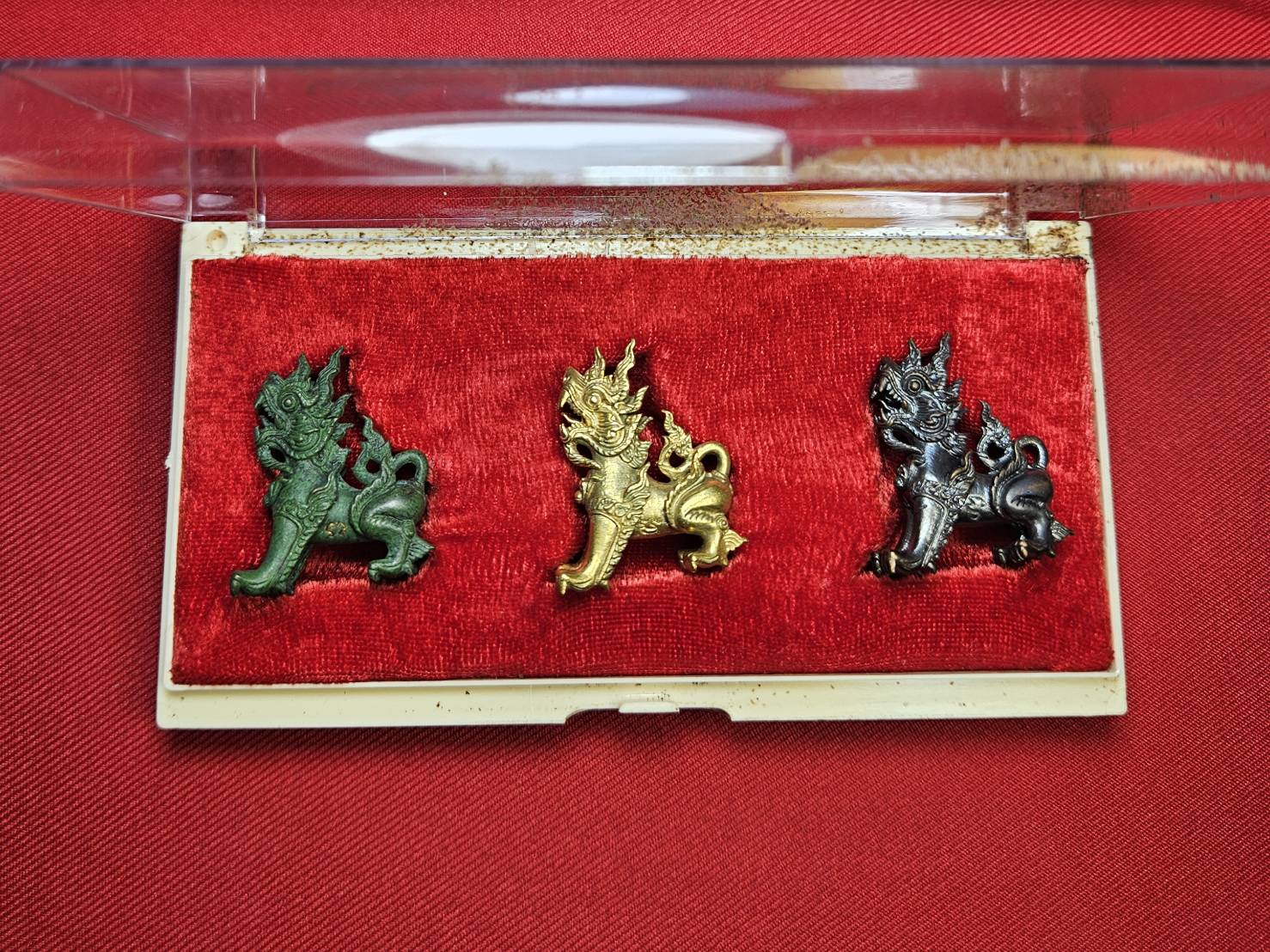 * "พญาสิงห์หลวง มหาอำนาจ วาสนา บารมี "ชุดกรรมการ" (1 ชุด มี 3 พญาสิงห์หลวง) วัดศรีมุงเมือง ต.ลวงเหนือ อ.ดอยสะเก็ด จ.เชียงใหม่ 11 มิถุนายน พ.ศ. 2557..! "ชุดกรรมการ" (1 ชุด มี 3 พญาสิงห์หลวง) ประกอบด้วย "เนื้อสัมฤทธิ์เขียว,เนื้