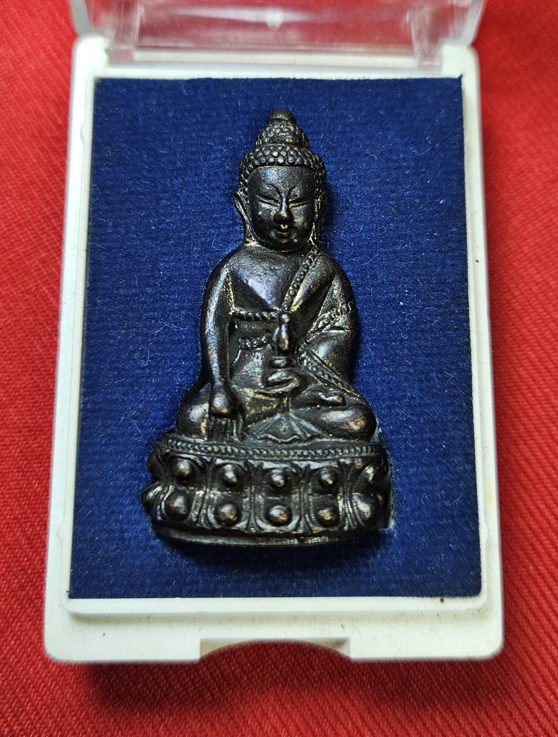 * "พระกริ่งรุ่นแรก หลวงปู่ครูบาสิงห์แก้ว อตฺถกาโม (ครูบาเบิกฟ้า) วัดปางกอง ต.ห้วยแก้ว อ.แม่ออน จ.เชียงใหม่ 4 ตุลาคม พ.ศ. 2552..! "เนื้อทองแดงรมดำ" (ตอกโค๊ต ตัว "ก" ที่ใต้ฐาน ขององค์พระ)...(ที่ด้านหลัง ขององค์พระ เลเซอร์โค๊ต-หมายเล