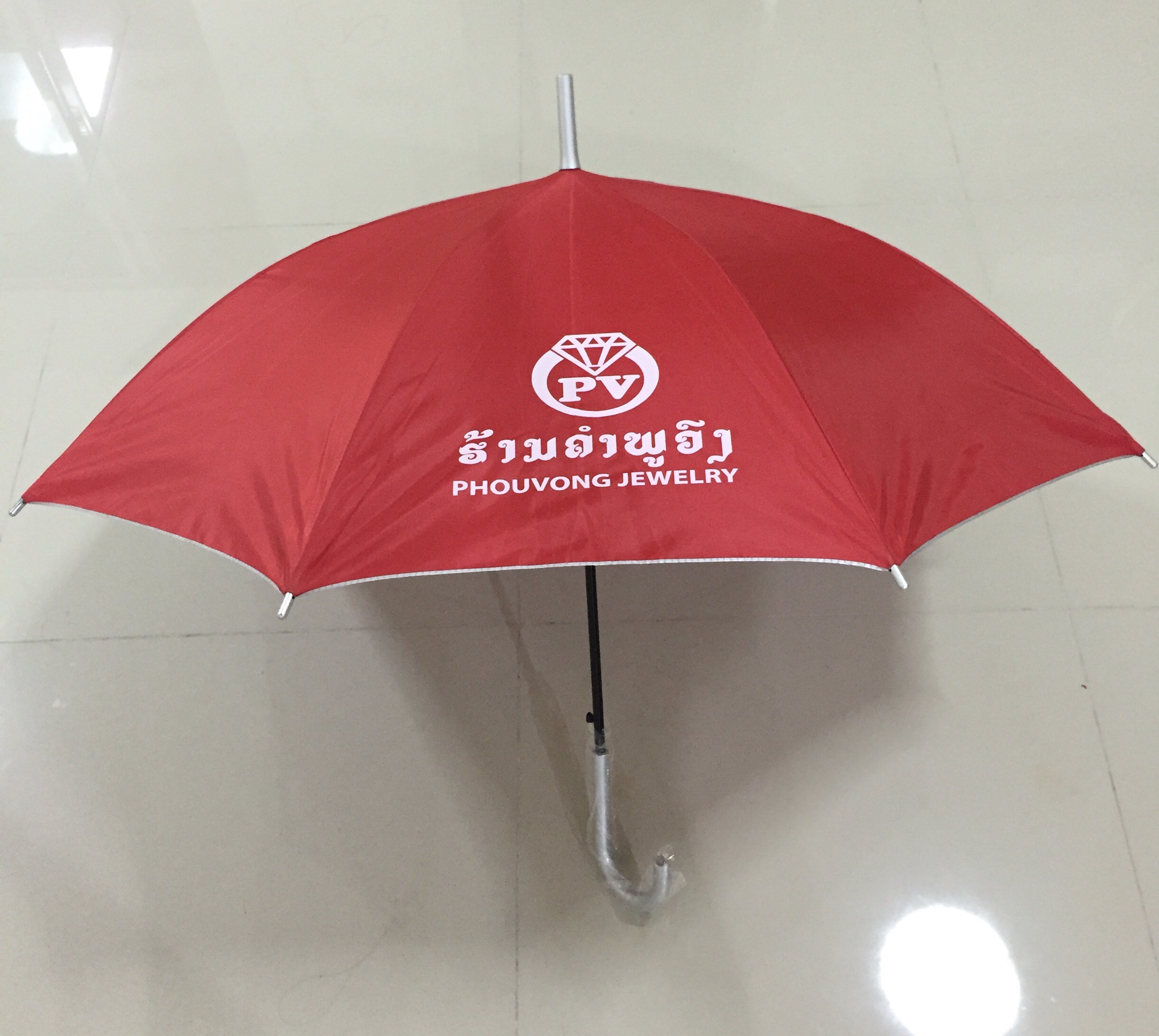 ร่มยาว 24 นิ้ว ผ้ายูวี โครงโลหะ ออโต้เปิด ด้ามจับงอ ปลอกPVC สกรีนโลโก้