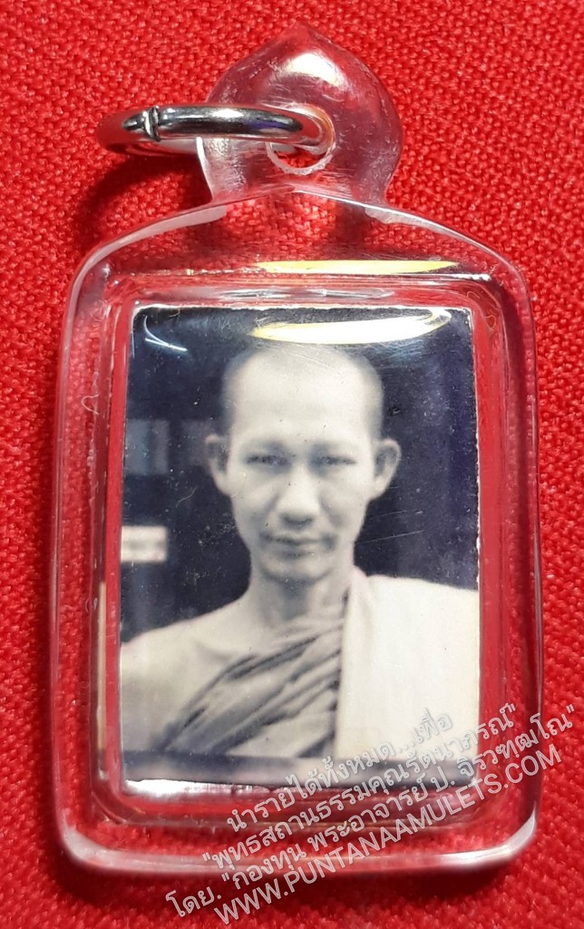 * "รูปถ่ายปลุกเสก หลวงพ่อเกษม เขมโก (ก็อปฯ "รูปอนุญาต-ย้อนยุค" ปลุกเสก..!)...ด้านหลัง ของรูปถ่าย บรรจุ สิ่งมงคลสักการะ ของหลวงปู่ ประกอบด้วย..."เกศา,จีวร,ข้าวก้นบาตร และด้ายสายสิญจน์ ของหลวงปู่..!..."หลวงพ่อเกษม เขมโก" สุสานไ