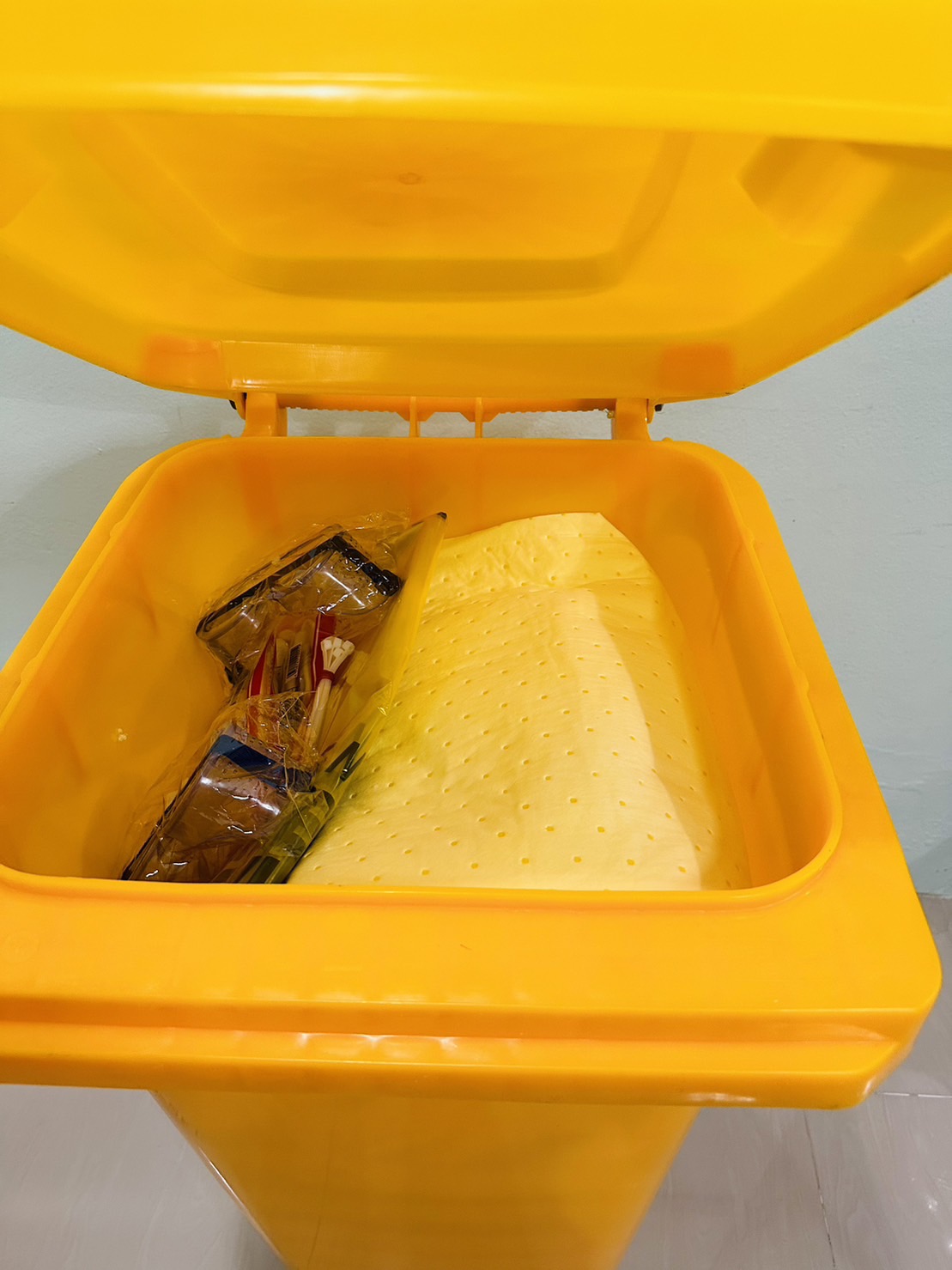 วัสดุดูดซับน้ำมันและสารเคมีแบบถังประจำจุด Spill Kit Absorbent