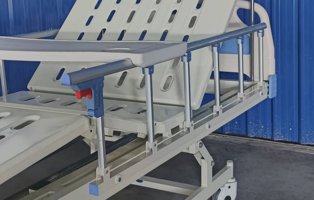 เตียงผู้ป่วย 3 ไกร์มือหมุน ราวกั้นแบบสไลด์ข้าง รุ่น A03-III-D1-1