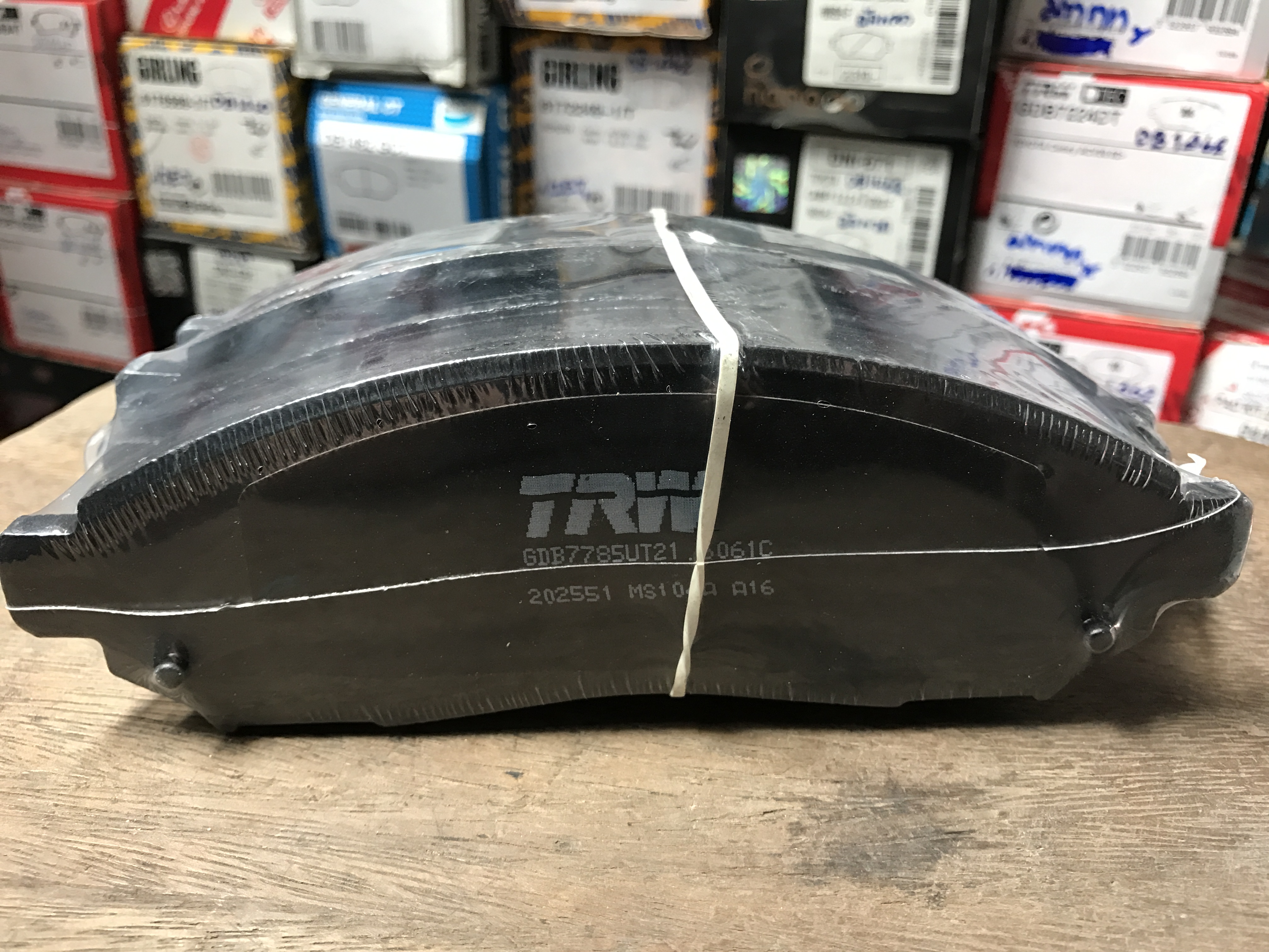 ผ้าเบรค TRW ล้อหน้า NISSAN Navara 2.5DDTi ปี 2007 on UTEC (GDB7785)