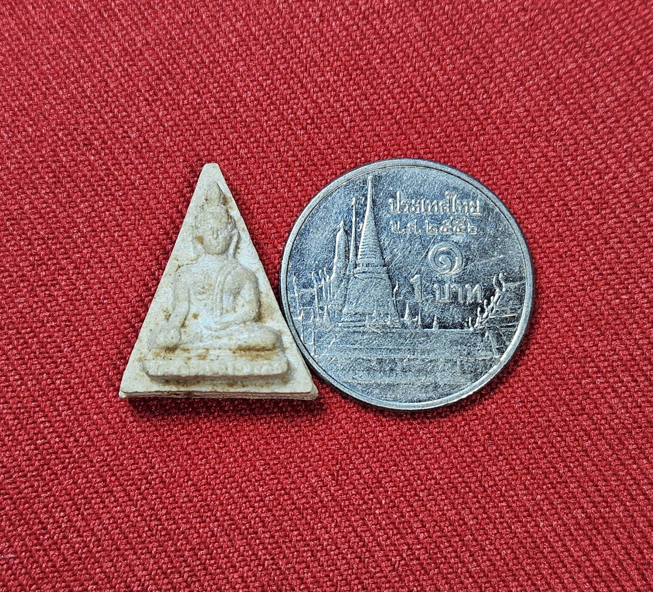 * "พระนางพญา หลวงพ่อวัดไร่ขิง "เนื้อผงเกสรดอกไม้"..."พิมพ์สามเหลี่ยมเล็ก" วัดไร่ขิง ต.ไร่ขิง อ.สามพราน จ.นครปฐม ปี พ.ศ. 2513..! (สภาพสวยสมบูรณ์ดั้งเดิม...สวยมากๆ...สวยเดิมๆ...ไม่ผ่านการใช้..!)