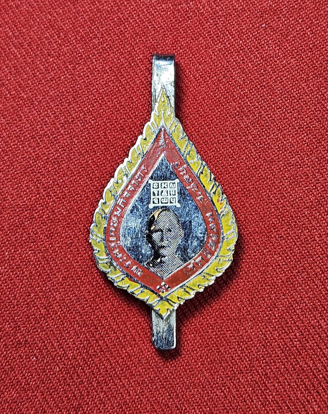 * "แหนบเก่าลงยา หลวงพ่อไว (พระครูเกษมกิจจาทร) วัดช่องลม ต.บางทราย อ.เมือง จ.ชลบุรี..! "หลวงพ่อไว" ท่านเป็นพระสงฆ์ ที่มีความศักดิ์สิทธิ์มากๆ เมื่อครั้งพิธีประชุมเพลิงสรีระสังขารของท่าน...ปรากฎว่า สรีระสังขารของท่าน และจีวร ที่ครองสรีระสังขาร