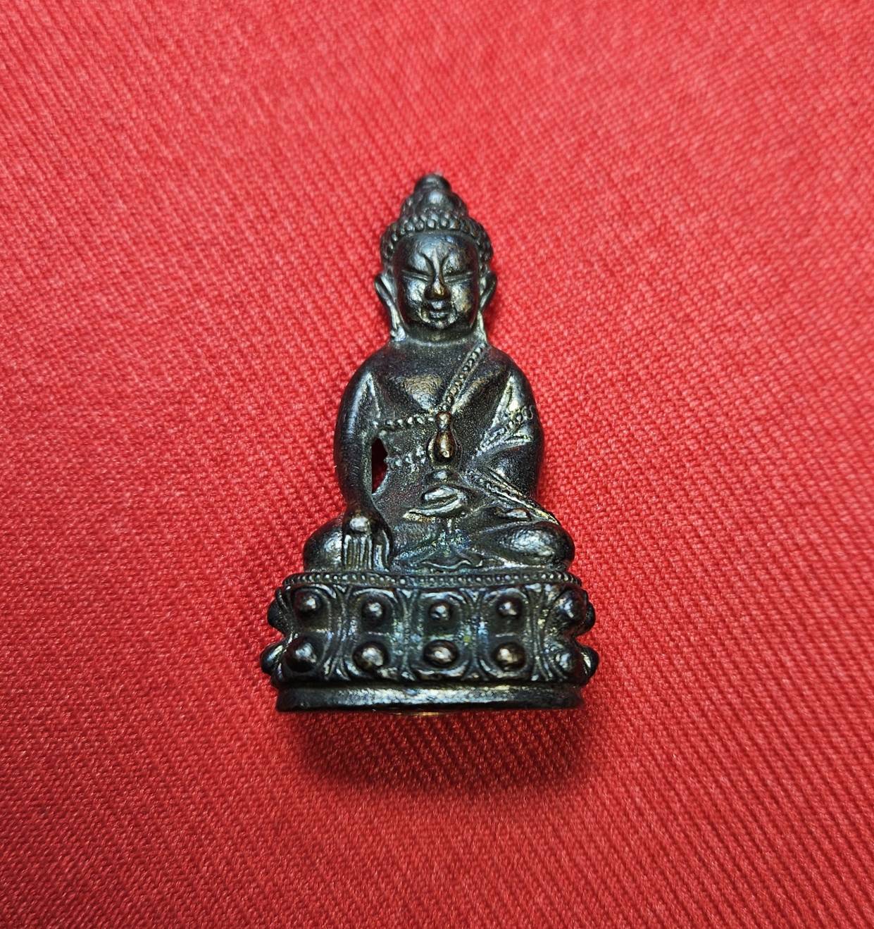 * "พระกริ่งรุ่นแรก หลวงปู่ครูบาสิงห์แก้ว อตฺถกาโม (ครูบาเบิกฟ้า) วัดปางกอง ต.ห้วยแก้ว อ.แม่ออน จ.เชียงใหม่ 4 ตุลาคม พ.ศ. 2552..! "เนื้อทองแดงรมดำ" (ตอกโค๊ต ตัว "ก" ที่ใต้ฐาน ขององค์พระ)...(ที่ด้านหลัง ขององค์พระ เลเซอร์โค๊ต-หมายเล