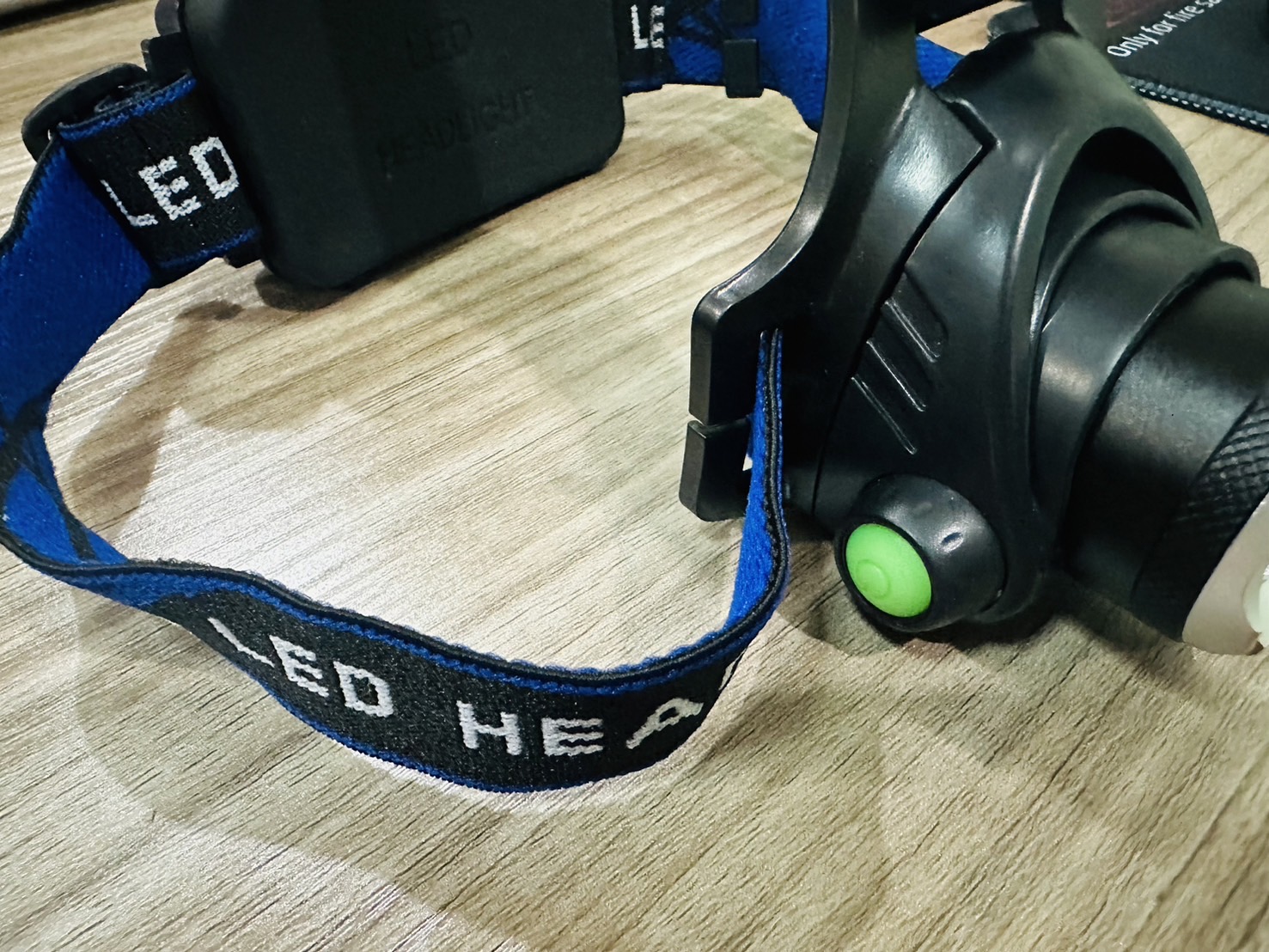 ไฟฉายคาดศรีษะ LED แสงสีขาว ซูมได้ ชาร์จไฟได้ในตัว