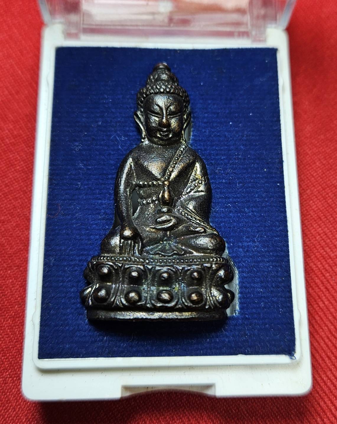 * "พระกริ่งรุ่นแรก หลวงปู่ครูบาสิงห์แก้ว อตฺถกาโม (ครูบาเบิกฟ้า) วัดปางกอง ต.ห้วยแก้ว อ.แม่ออน จ.เชียงใหม่ 4 ตุลาคม พ.ศ. 2552..! "เนื้อทองแดงรมดำ" (ตอกโค๊ต ตัว "ก" ที่ใต้ฐาน ขององค์พระ)...(ที่ด้านหลัง ขององค์พระ เลเซอร์โค๊ต-หมายเล