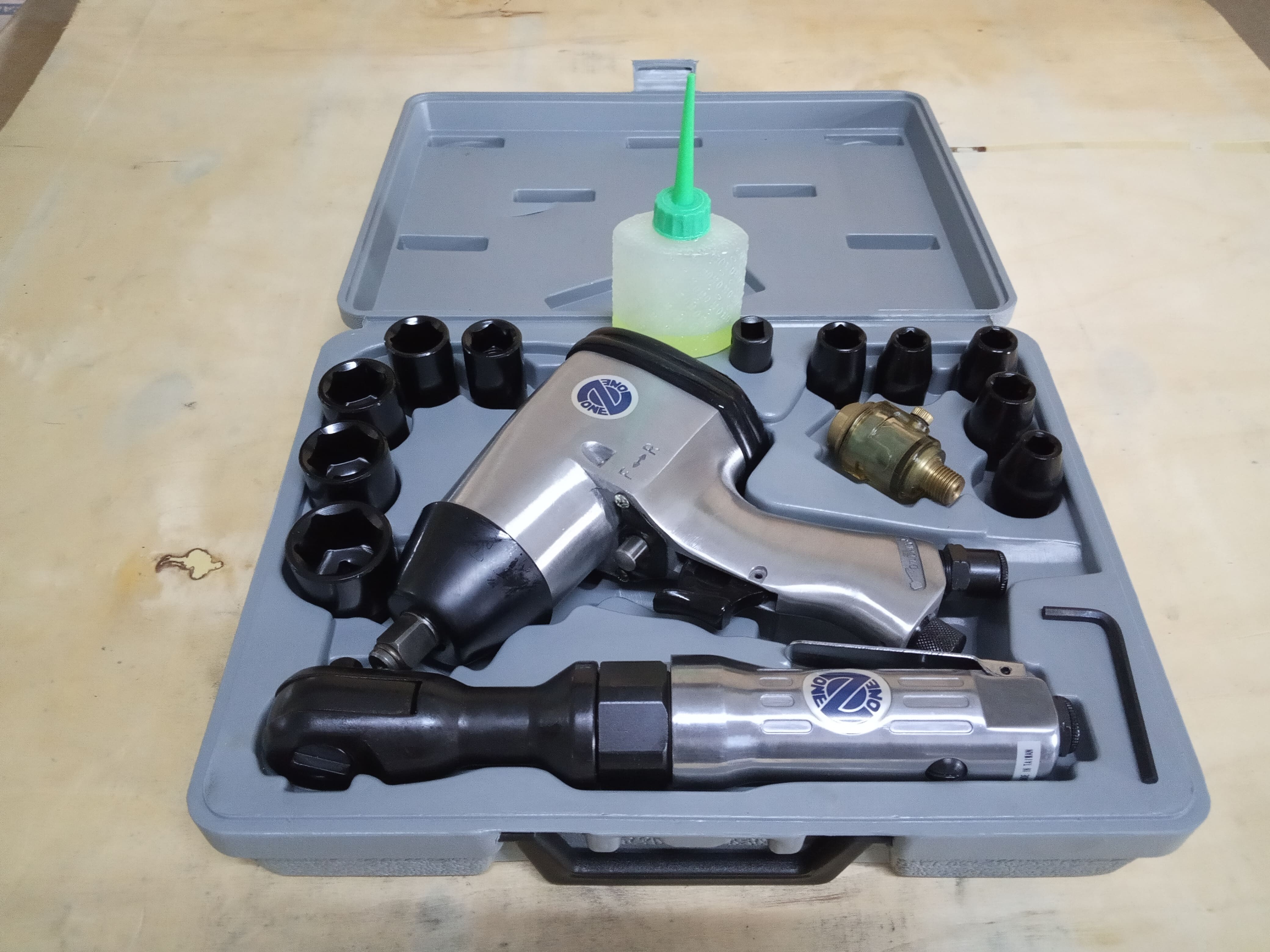 ประแจลม ZK-5201K ขนาด 3/8" พร้อมชุดเครื่องมือและกล่องเก็บอุปกรณ์