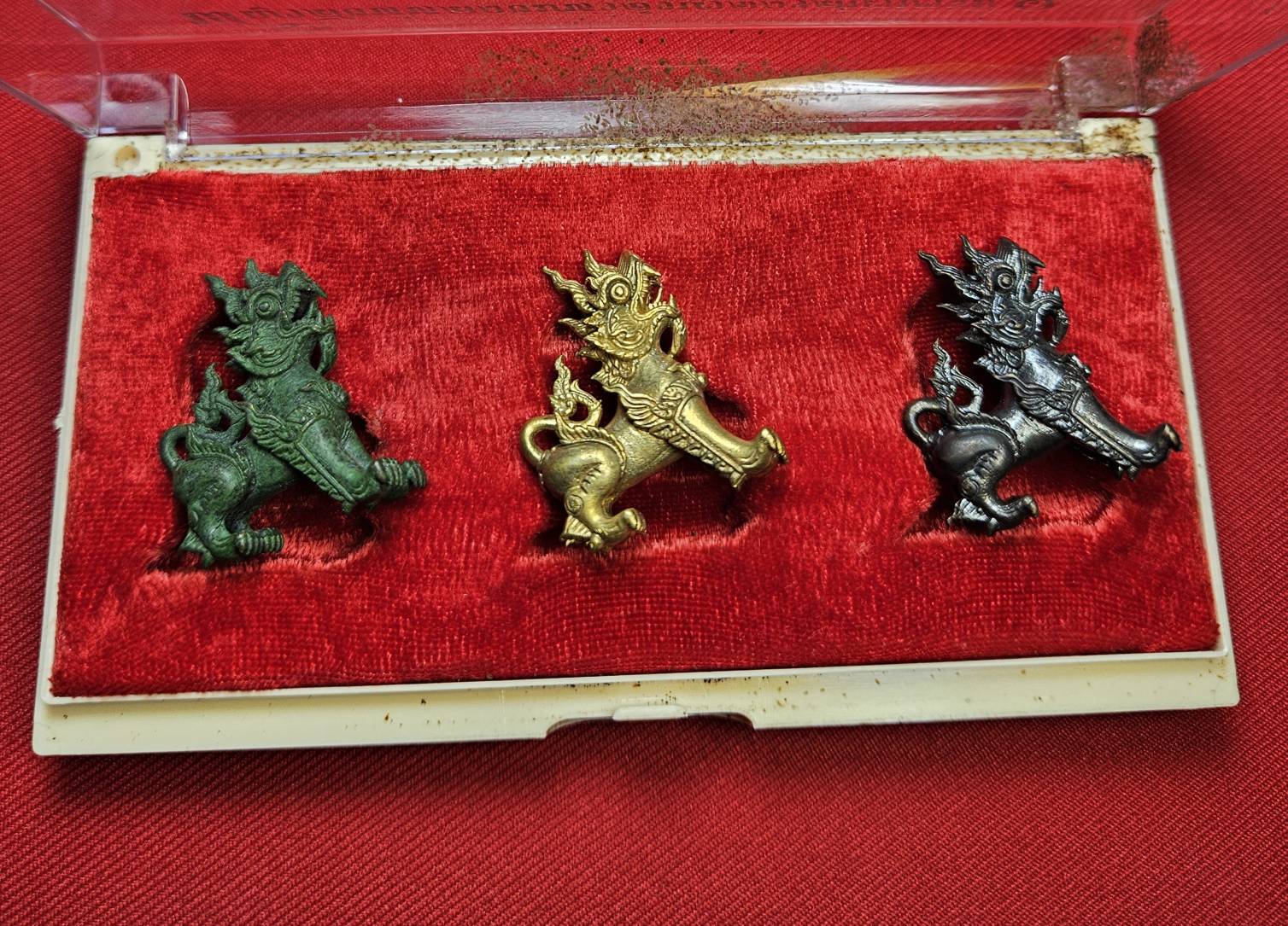 * "พญาสิงห์หลวง มหาอำนาจ วาสนา บารมี "ชุดกรรมการ" (1 ชุด มี 3 พญาสิงห์หลวง) วัดศรีมุงเมือง ต.ลวงเหนือ อ.ดอยสะเก็ด จ.เชียงใหม่ 11 มิถุนายน พ.ศ. 2557..! "ชุดกรรมการ" (1 ชุด มี 3 พญาสิงห์หลวง) ประกอบด้วย "เนื้อสัมฤทธิ์เขียว,เนื้