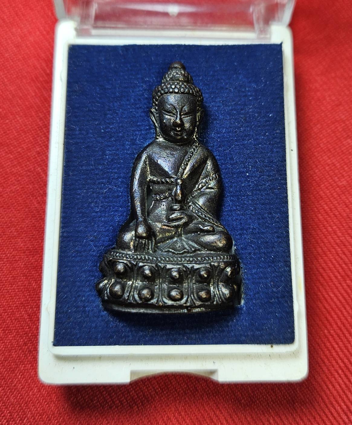 * "พระกริ่งรุ่นแรก หลวงปู่ครูบาสิงห์แก้ว อตฺถกาโม (ครูบาเบิกฟ้า) วัดปางกอง ต.ห้วยแก้ว อ.แม่ออน จ.เชียงใหม่ 4 ตุลาคม พ.ศ. 2552..! "เนื้อทองแดงรมดำ" (ตอกโค๊ต ตัว "ก" ที่ใต้ฐาน ขององค์พระ)...(ที่ด้านหลัง ขององค์พระ เลเซอร์โค๊ต-หมายเล