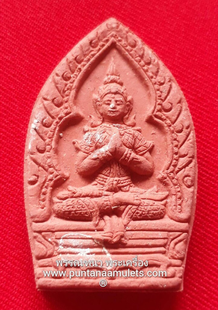 พระขุนแผนร่ายเวทย์ หลวงปู่จอม วัดบ้านดอนดู่ จ.อำนาจเจริญ..."เนื้อมหาว่านพิเศษ ผสมว่านพญาไก่แดง สีแดง / กรรมการ" "องค์ที่ 1."