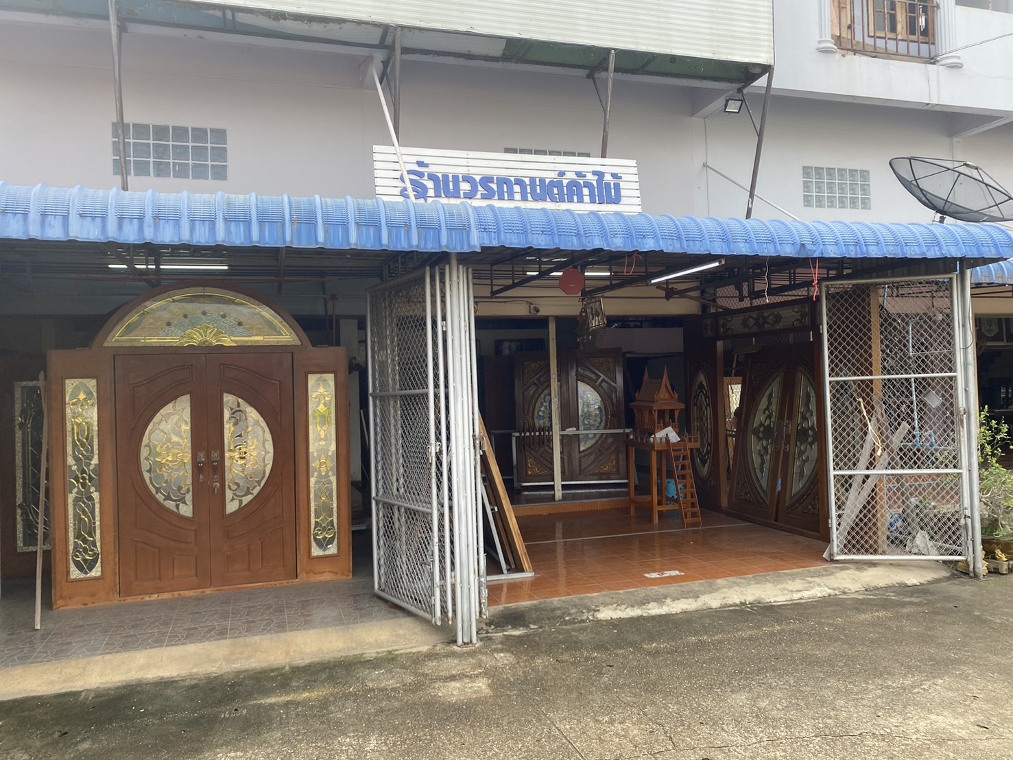 ประตูไม้สัก