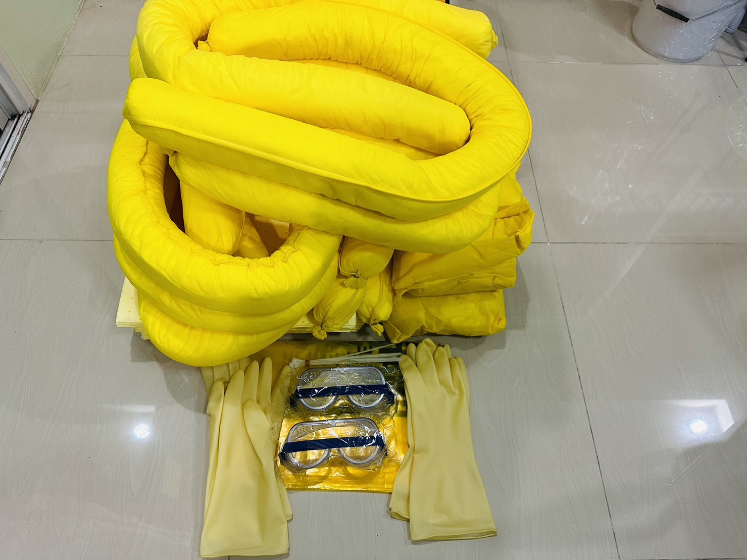วัสดุดูดซับน้ำมันและสารเคมีแบบถังประจำจุด Spill Kit Absorbent