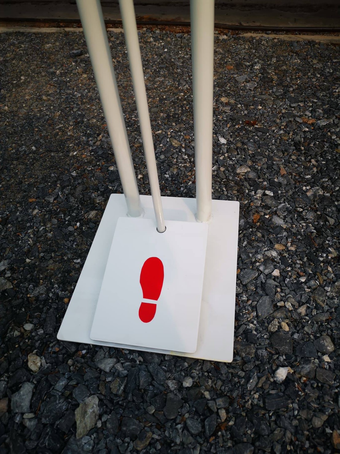 อุปกรณ์จ่ายแอลกอฮอล์แบบเท้าเหยียบ วัสดุเหล็กพ่นสีอบอย่างดี (B)