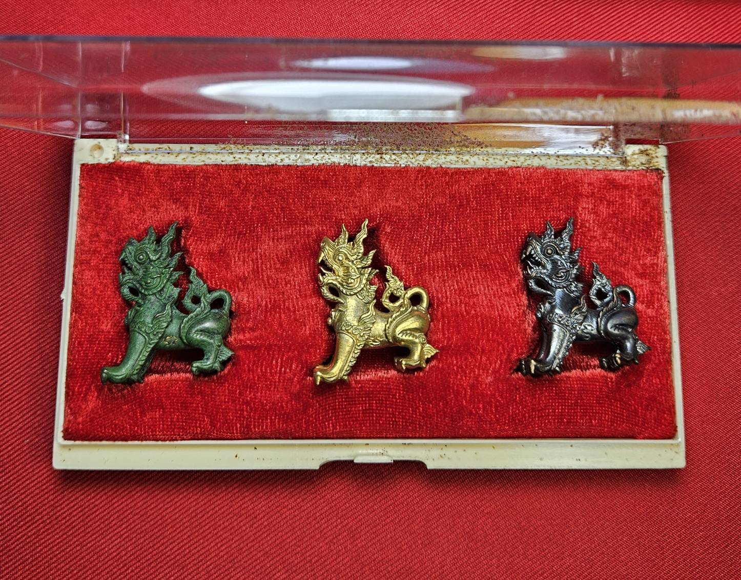 * "พญาสิงห์หลวง มหาอำนาจ วาสนา บารมี "ชุดกรรมการ" (1 ชุด มี 3 พญาสิงห์หลวง) วัดศรีมุงเมือง ต.ลวงเหนือ อ.ดอยสะเก็ด จ.เชียงใหม่ 11 มิถุนายน พ.ศ. 2557..! "ชุดกรรมการ" (1 ชุด มี 3 พญาสิงห์หลวง) ประกอบด้วย "เนื้อสัมฤทธิ์เขียว,เนื้