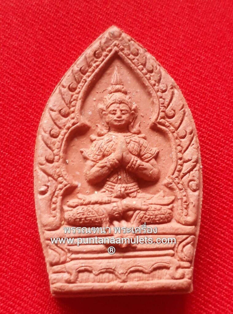 พระขุนแผนร่ายเวทย์ หลวงปู่จอม วัดบ้านดอนดู่ จ.อำนาจเจริญ..."เนื้อมหาว่านพิเศษ ผสมว่านพญาไก่แดง สีแดง / กรรมการ" "องค์ที่ 4."