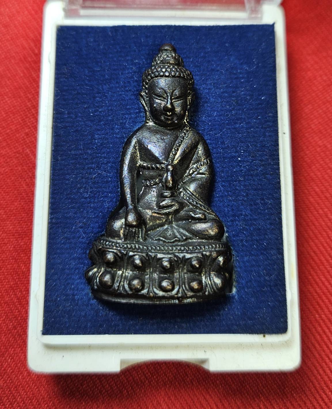 * "พระกริ่งรุ่นแรก หลวงปู่ครูบาสิงห์แก้ว อตฺถกาโม (ครูบาเบิกฟ้า) วัดปางกอง ต.ห้วยแก้ว อ.แม่ออน จ.เชียงใหม่ 4 ตุลาคม พ.ศ. 2552..! "เนื้อทองแดงรมดำ" (ตอกโค๊ต ตัว "ก" ที่ใต้ฐาน ขององค์พระ)...(ที่ด้านหลัง ขององค์พระ เลเซอร์โค๊ต-หมายเล