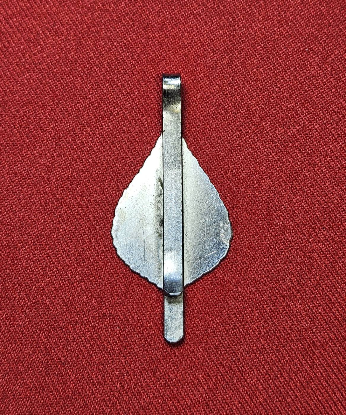 * "แหนบเก่าลงยา หลวงพ่อไว (พระครูเกษมกิจจาทร) วัดช่องลม ต.บางทราย อ.เมือง จ.ชลบุรี..! "หลวงพ่อไว" ท่านเป็นพระสงฆ์ ที่มีความศักดิ์สิทธิ์มากๆ เมื่อครั้งพิธีประชุมเพลิงสรีระสังขารของท่าน...ปรากฎว่า สรีระสังขารของท่าน และจีวร ที่ครองสรีระสังขาร