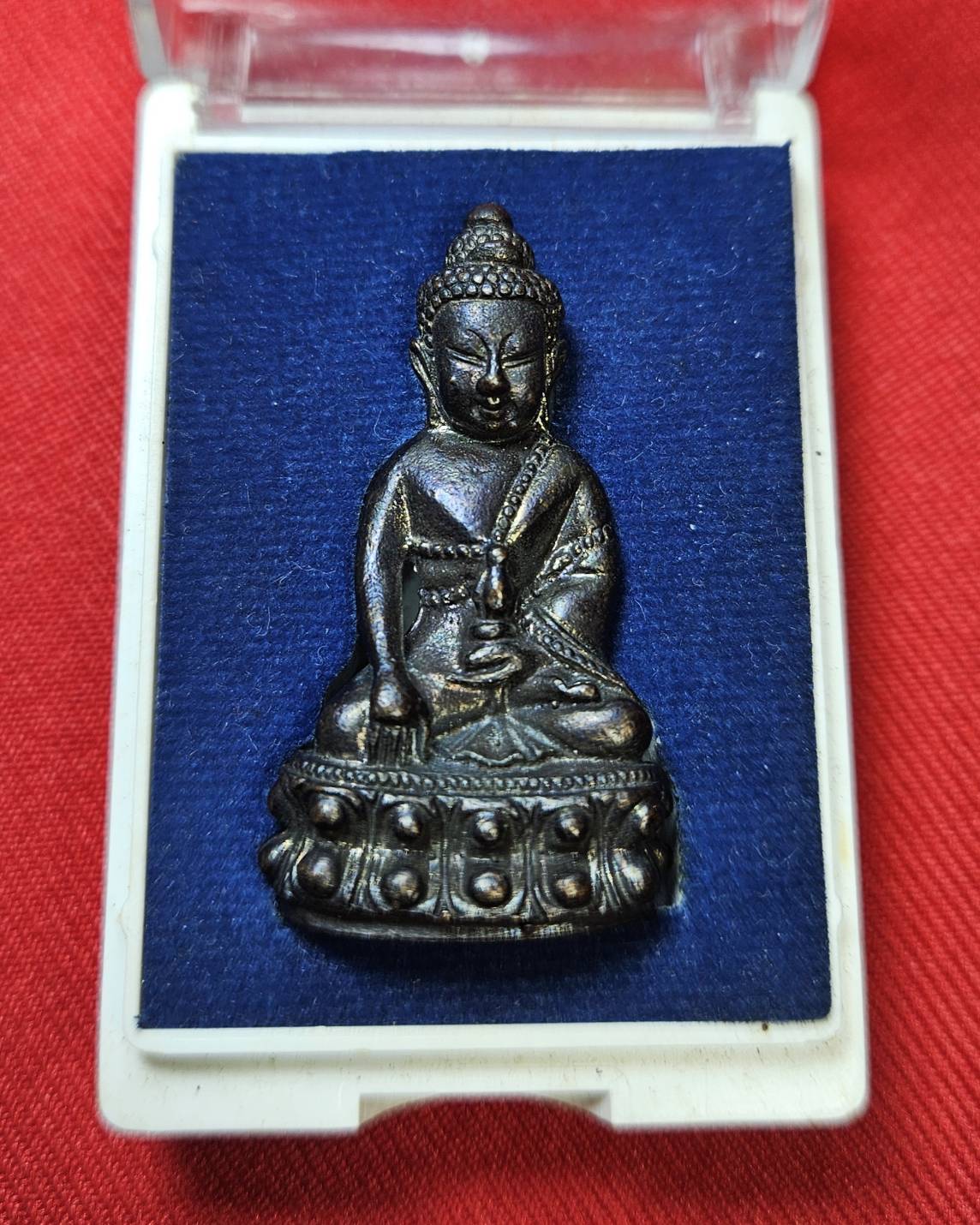 * "พระกริ่งรุ่นแรก หลวงปู่ครูบาสิงห์แก้ว อตฺถกาโม (ครูบาเบิกฟ้า) วัดปางกอง ต.ห้วยแก้ว อ.แม่ออน จ.เชียงใหม่ 4 ตุลาคม พ.ศ. 2552..! "เนื้อทองแดงรมดำ" (ตอกโค๊ต ตัว "ก" ที่ใต้ฐาน ขององค์พระ)...(ที่ด้านหลัง ขององค์พระ เลเซอร์โค๊ต-หมายเล