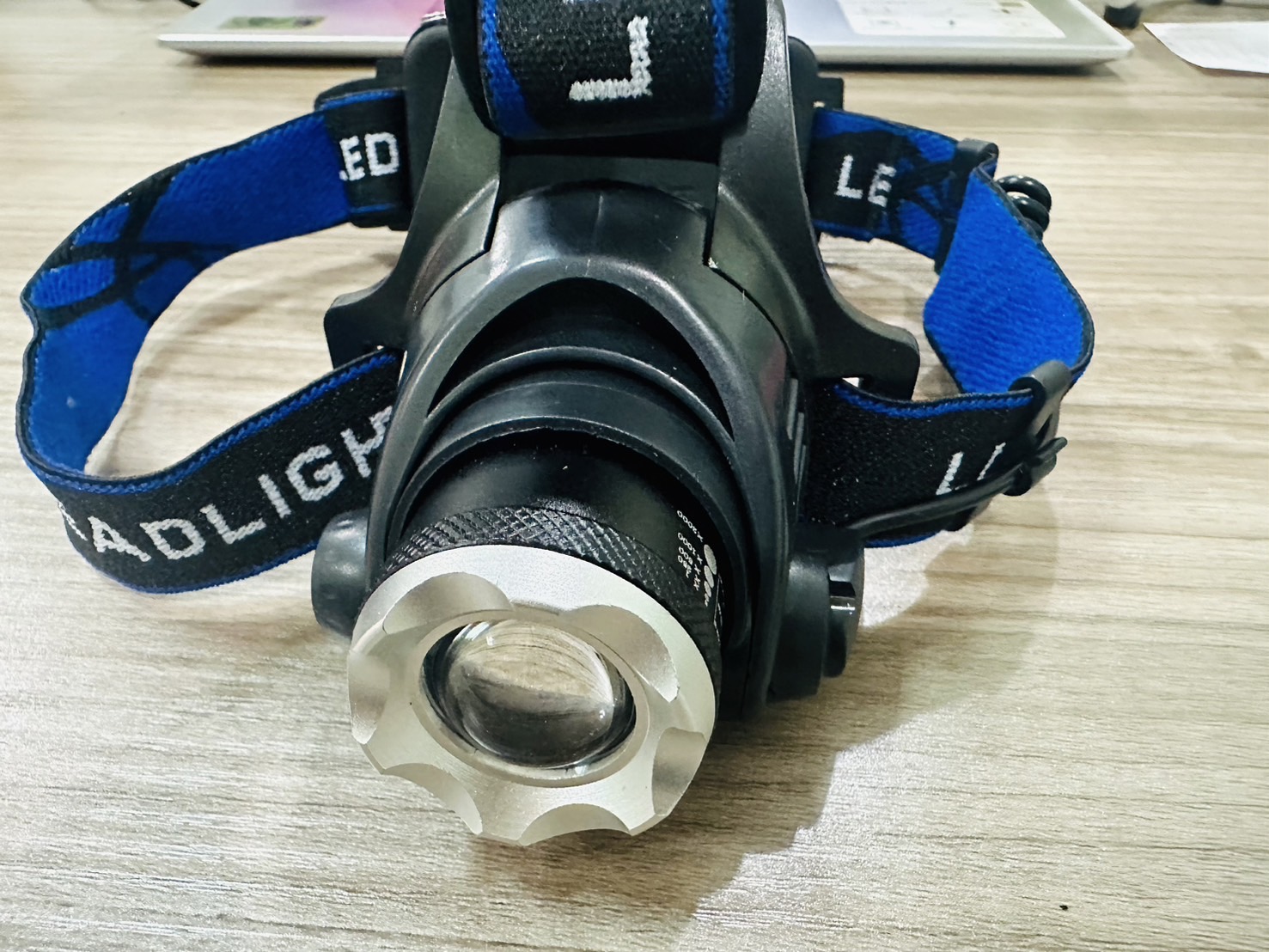 ไฟฉายคาดศรีษะ LED แสงสีขาว ซูมได้ ชาร์จไฟได้ในตัว