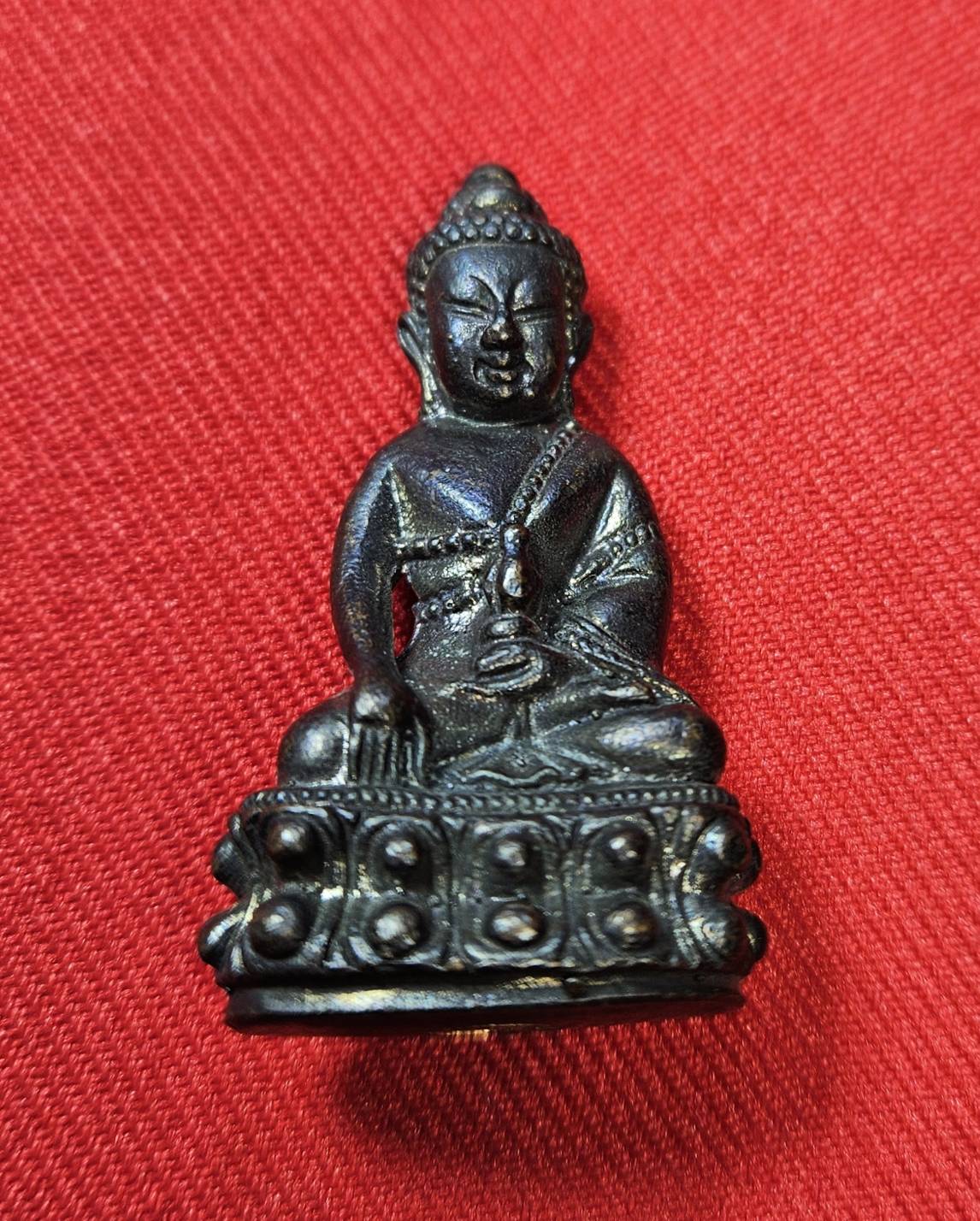 * "พระกริ่งรุ่นแรก หลวงปู่ครูบาสิงห์แก้ว อตฺถกาโม (ครูบาเบิกฟ้า) วัดปางกอง ต.ห้วยแก้ว อ.แม่ออน จ.เชียงใหม่ 4 ตุลาคม พ.ศ. 2552..! "เนื้อทองแดงรมดำ" (ตอกโค๊ต ตัว "ก" ที่ใต้ฐาน ขององค์พระ)...(ที่ด้านหลัง ขององค์พระ เลเซอร์โค๊ต-หมายเล