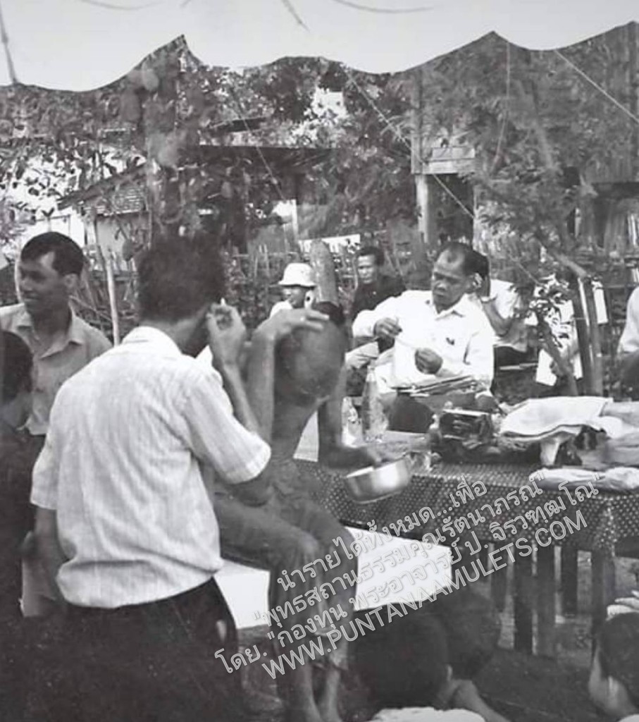 * "เหรียญยืนกรรมการ "เนื้อเงิน" หลวงพ่อเกษม เขมโก "รุ่นวันเพ็ญเดือน ๑๒" ปี ๓๖..! ("เนื้อเงิน-ตอกโค๊ต กำกับ") หลวงพ่อเกษม เขมโก สุสานไตรลักษณ์ จ.ลำปาง..! ด้านหลัง ขององค์พระ บรรจุ สิ่งมงคลสักการะ ของหลวงปู่ ประกอบด้วย...&