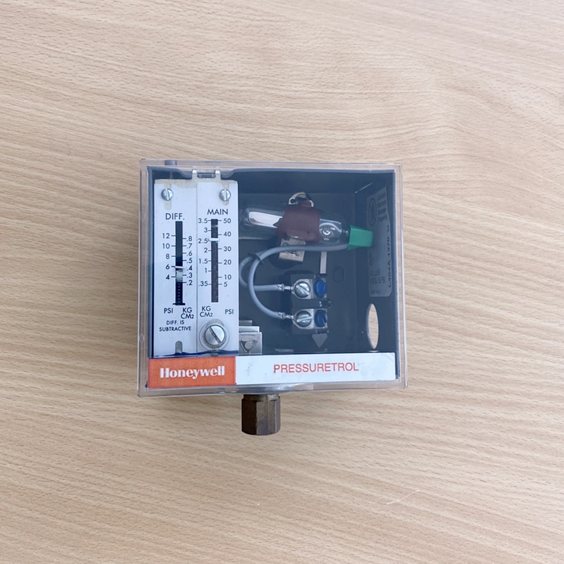 Pressure Controller ยี่ห้อ HONEYWELL รุ่น L404A 1370