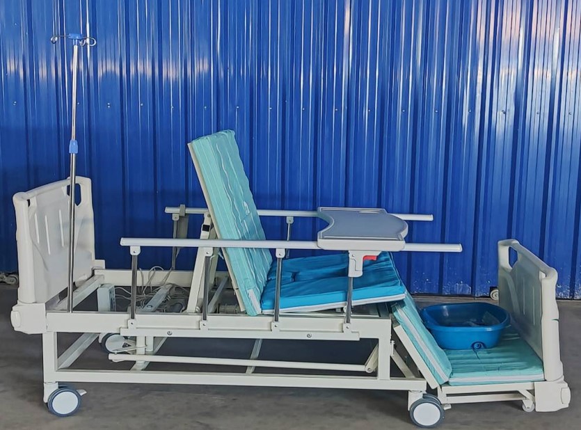 เตียงผู้ป่วยระบบไฟฟ้า 5 ฟังก์ชั่น ราวกั้นแบบสไลด์ รุ่น D04-cp-h04