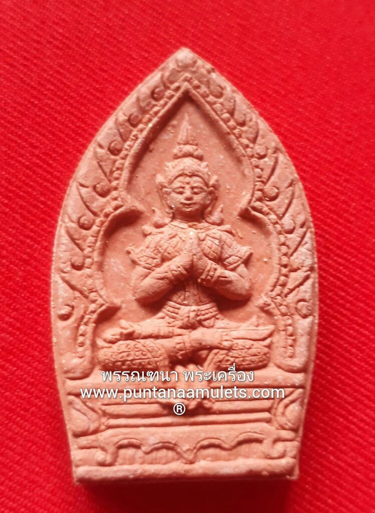 พระขุนแผนร่ายเวทย์ หลวงปู่จอม วัดบ้านดอนดู่ จ.อำนาจเจริญ..."เนื้อมหาว่านพิเศษ ผสมว่านพญาไก่แดง สีแดง / กรรมการ" "องค์ที่ 2."