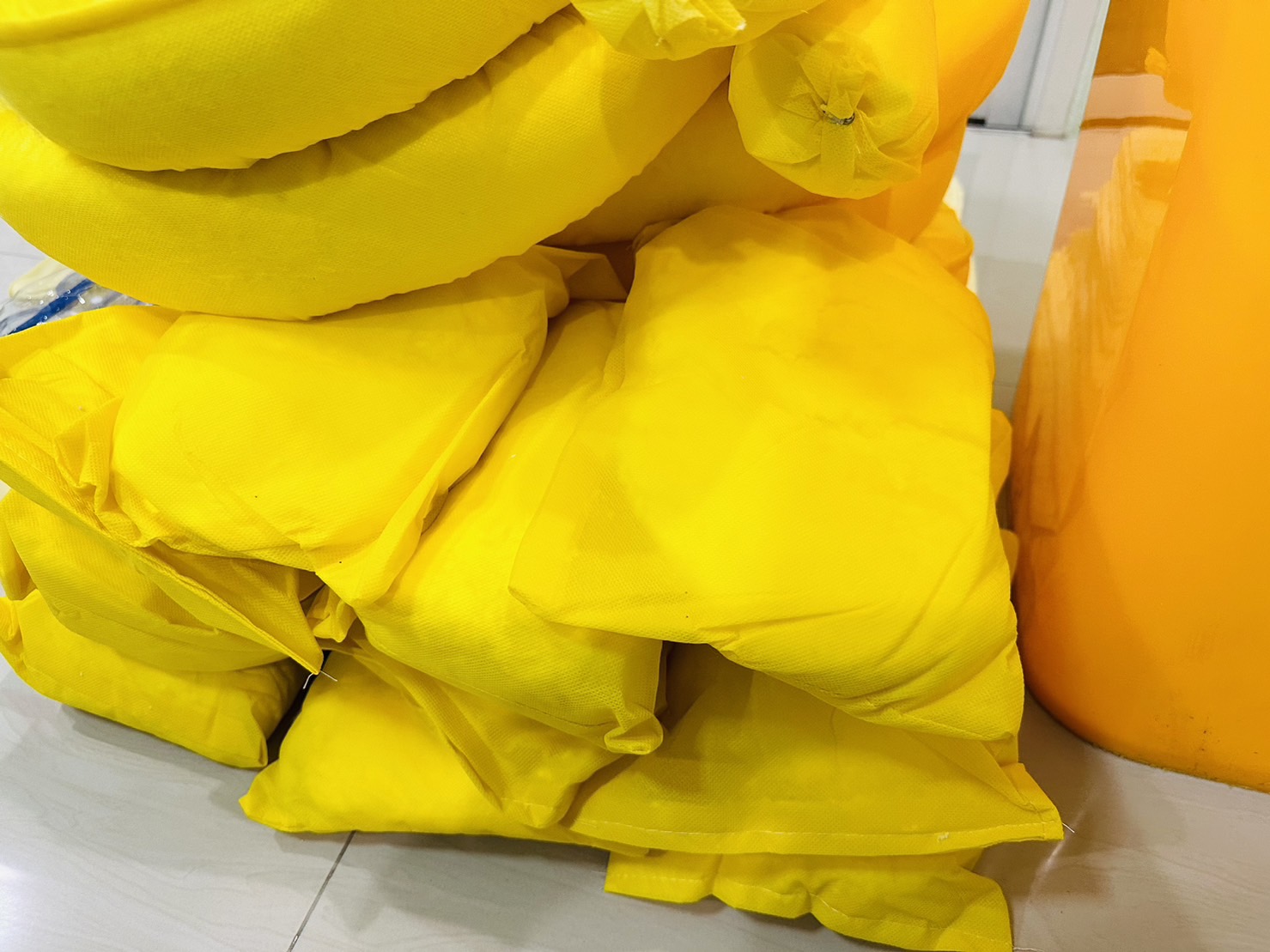 วัสดุดูดซับน้ำมันและสารเคมีแบบถังประจำจุด Spill Kit Absorbent