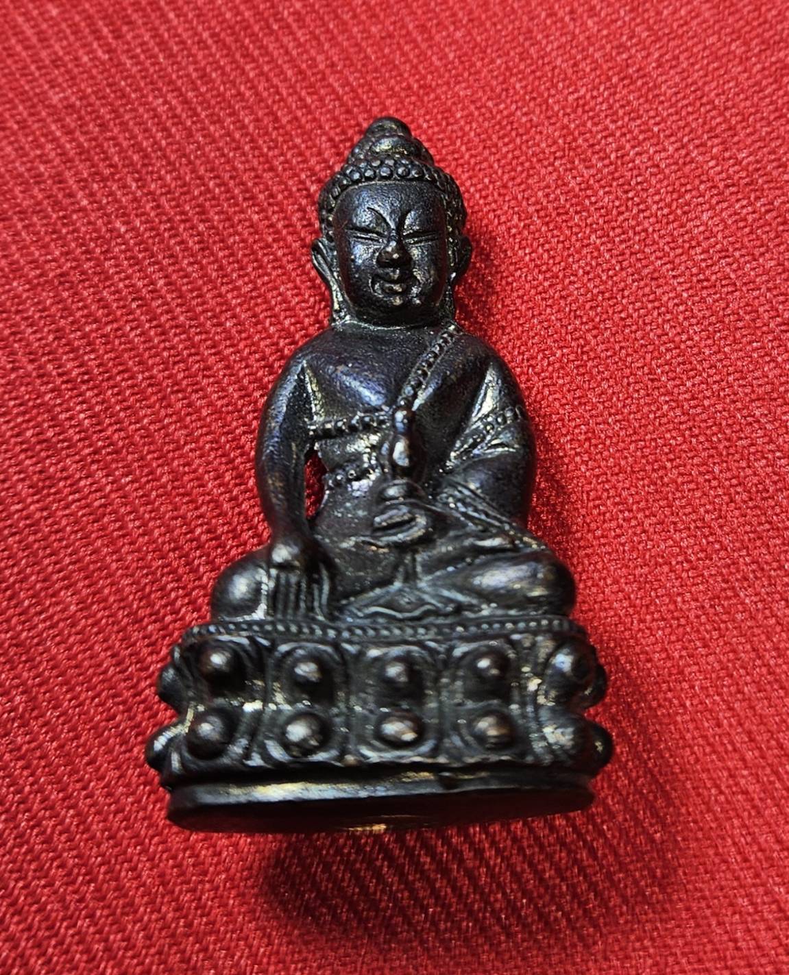 * "พระกริ่งรุ่นแรก หลวงปู่ครูบาสิงห์แก้ว อตฺถกาโม (ครูบาเบิกฟ้า) วัดปางกอง ต.ห้วยแก้ว อ.แม่ออน จ.เชียงใหม่ 4 ตุลาคม พ.ศ. 2552..! "เนื้อทองแดงรมดำ" (ตอกโค๊ต ตัว "ก" ที่ใต้ฐาน ขององค์พระ)...(ที่ด้านหลัง ขององค์พระ เลเซอร์โค๊ต-หมายเล